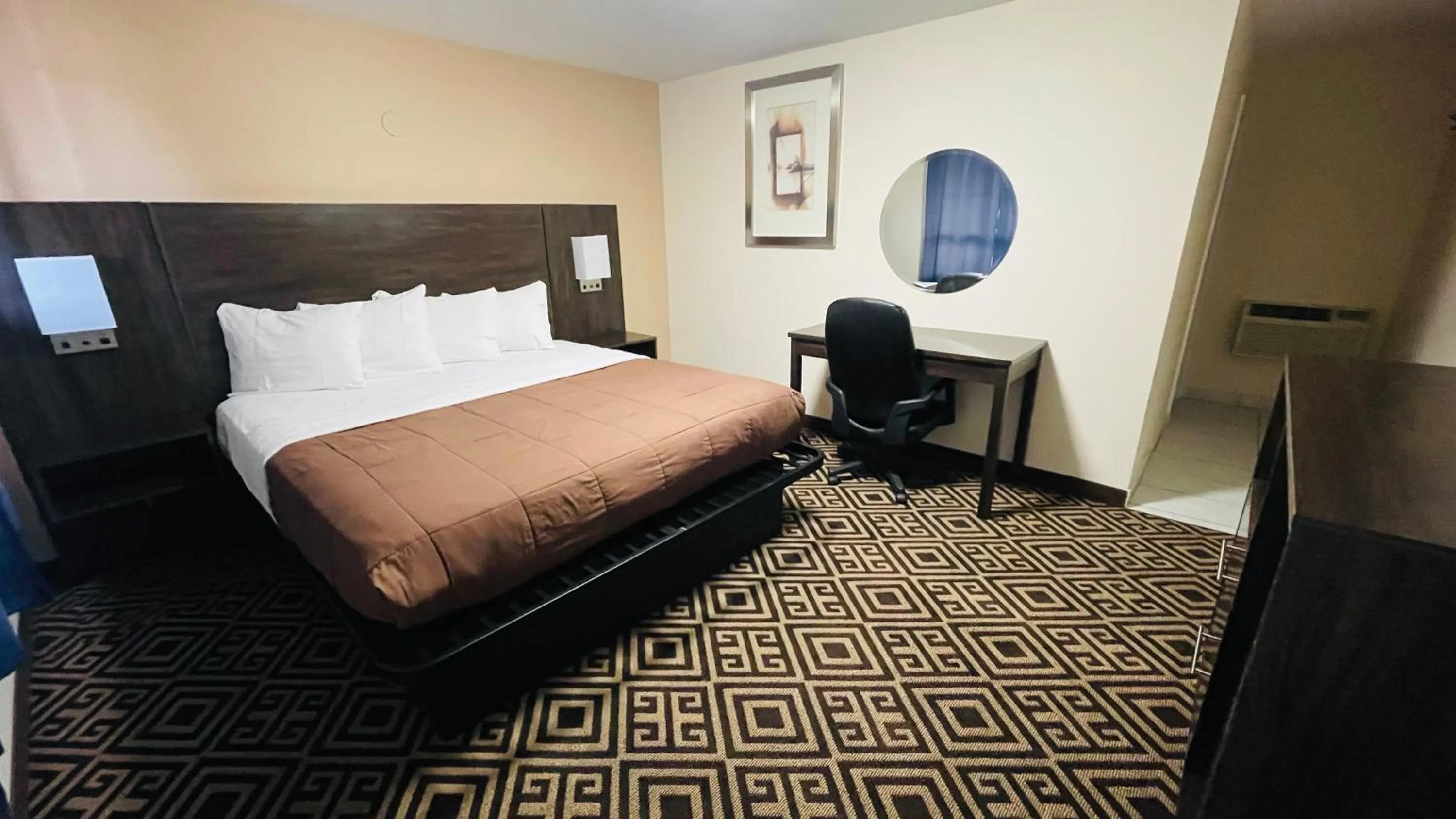 Bed in Falls Lodge & Suites