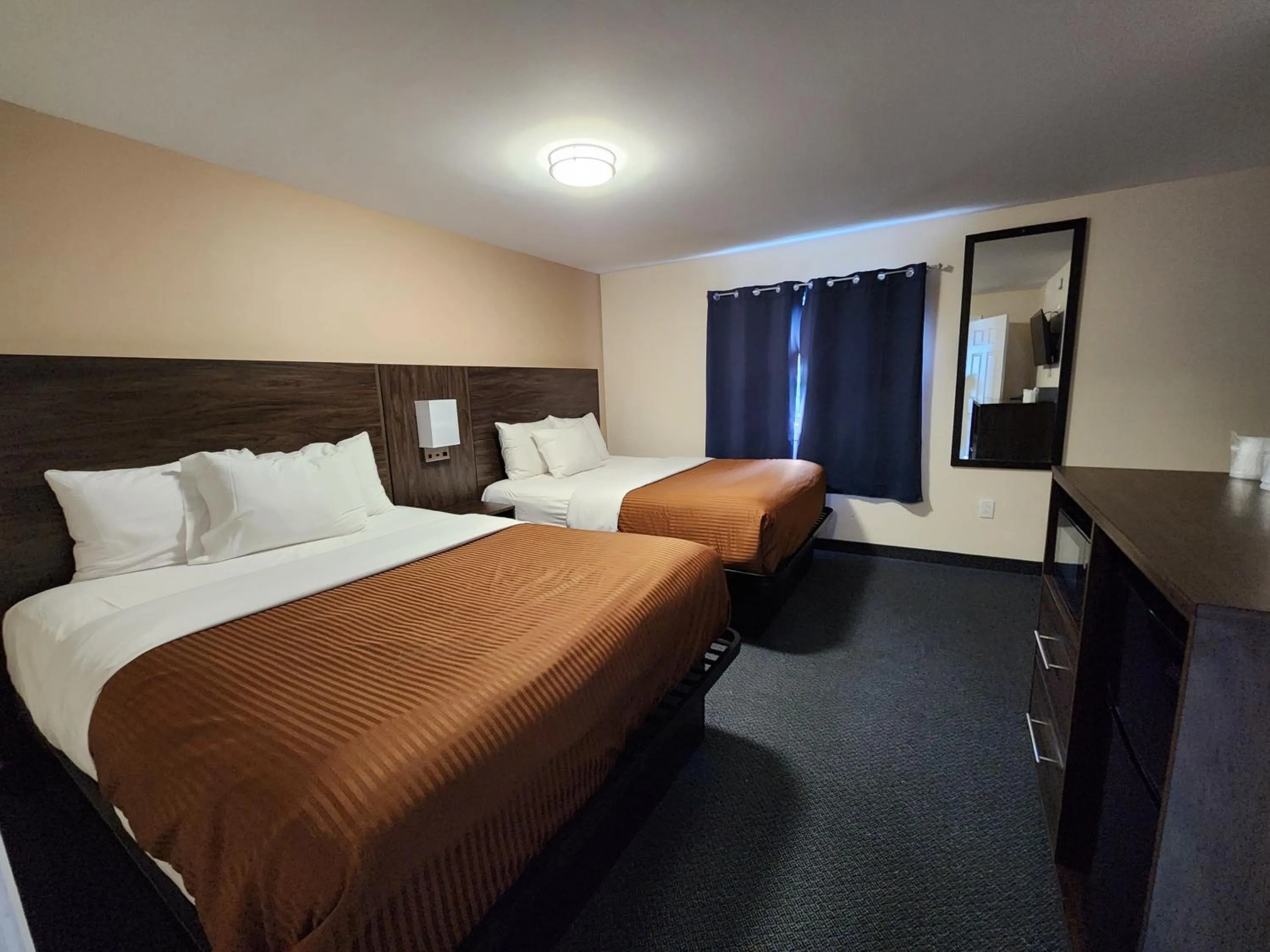 Bed in Falls Lodge & Suites