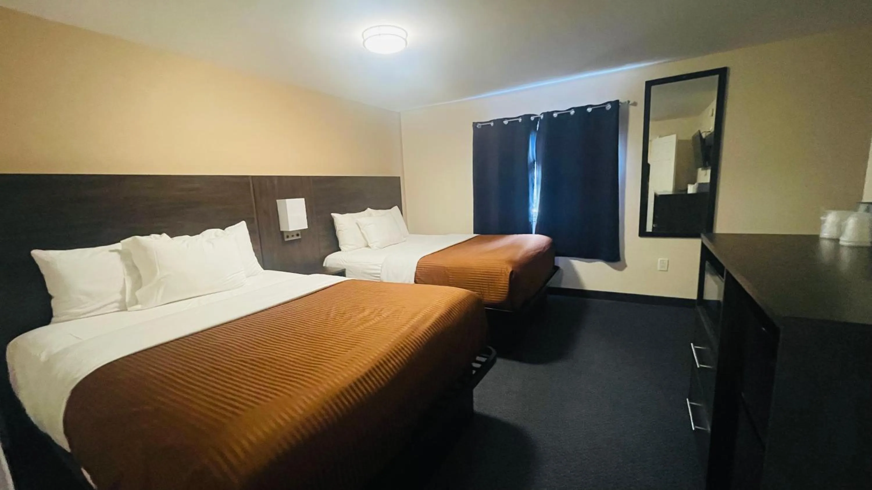 Bed in Falls Lodge & Suites