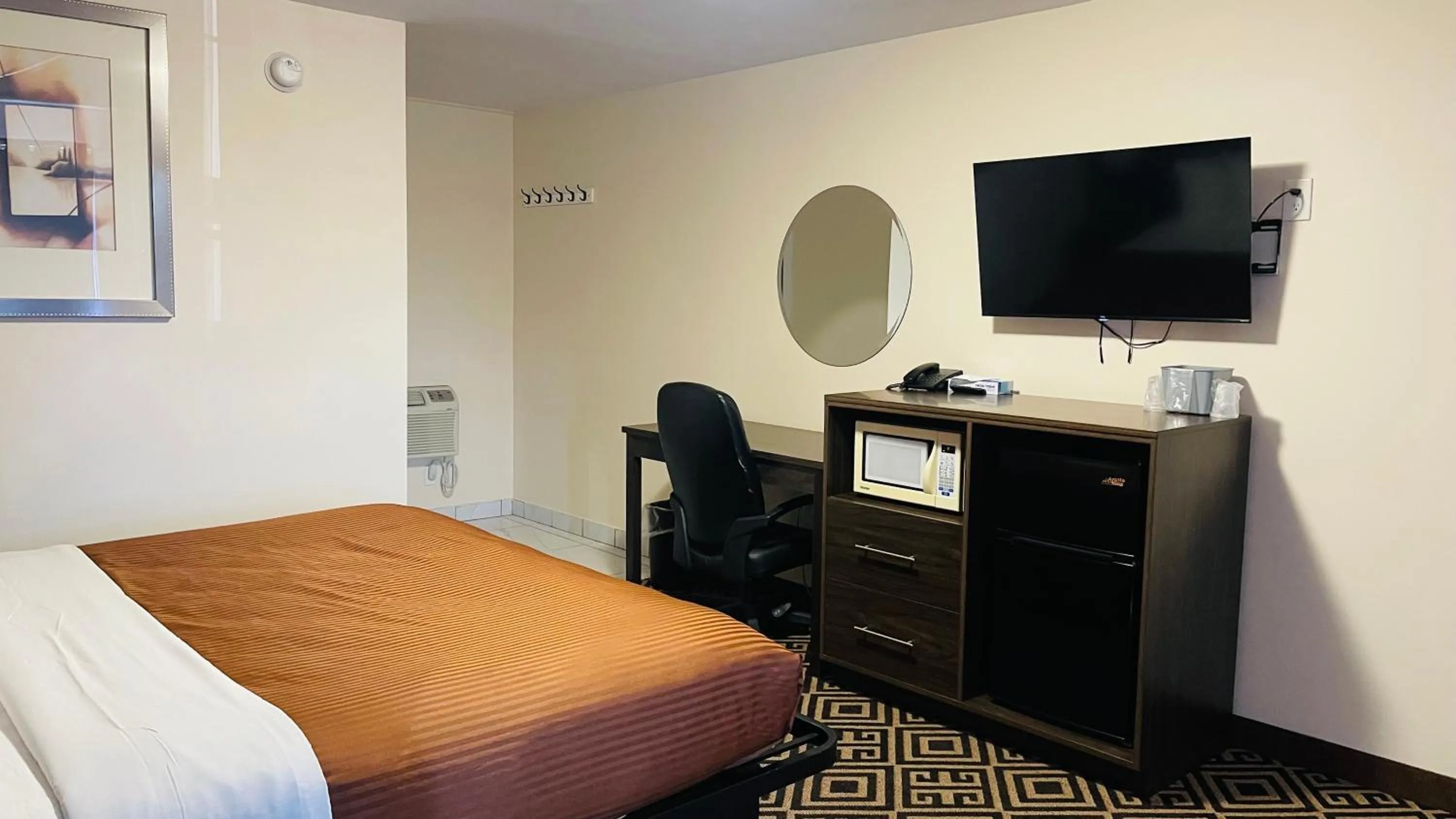 Bed in Falls Lodge & Suites