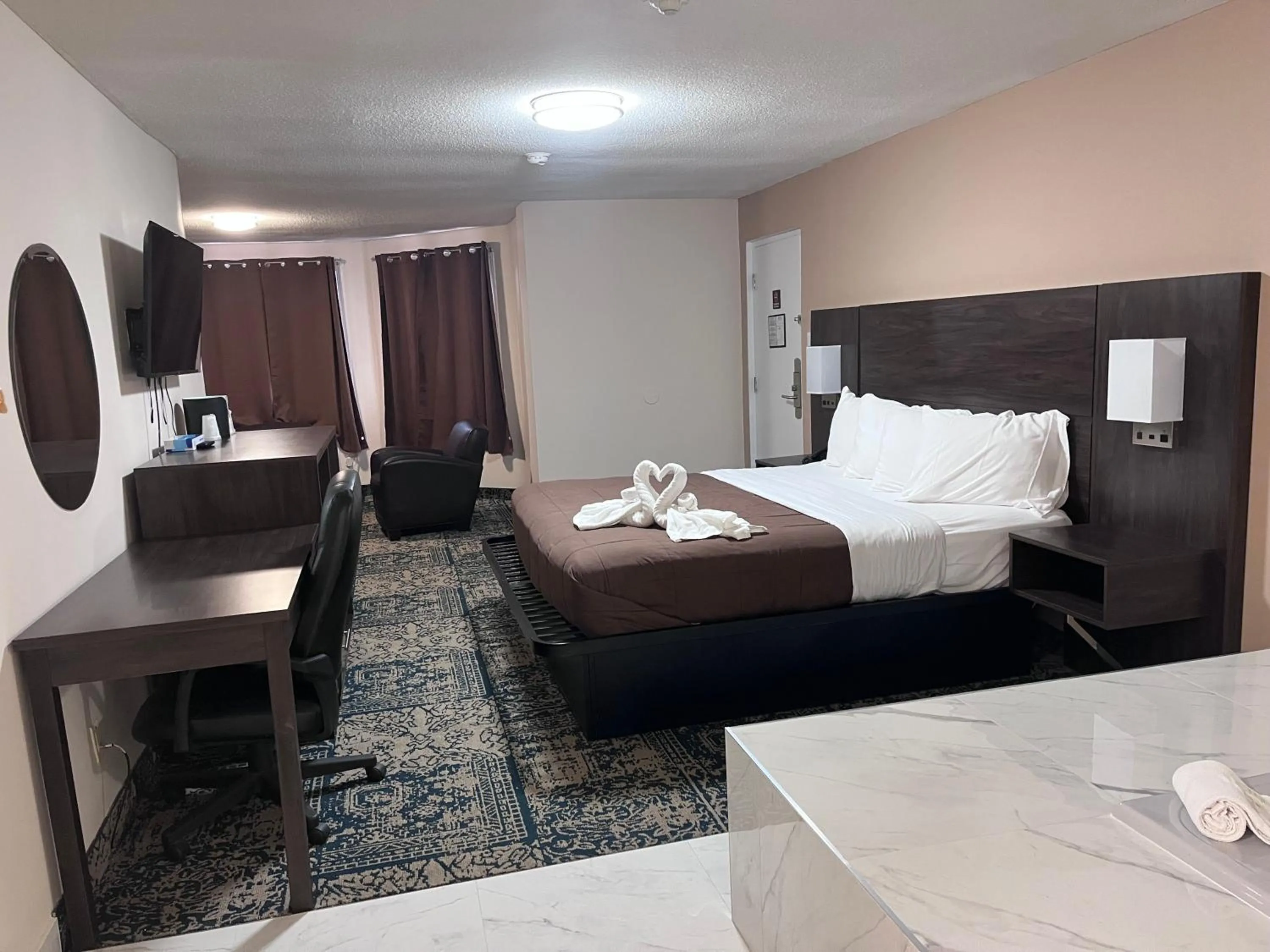 Bed in Falls Lodge & Suites