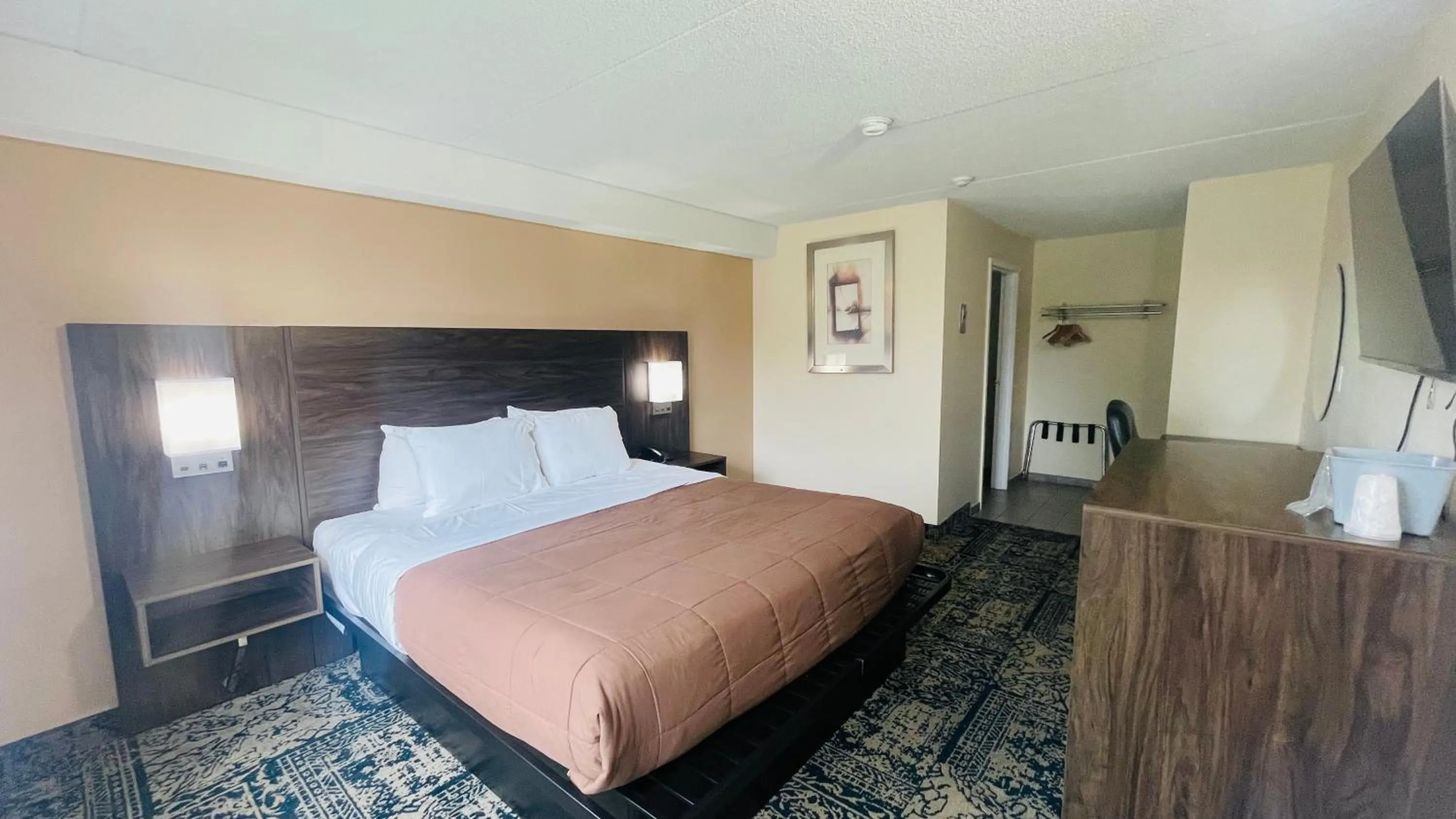 Bed in Falls Lodge & Suites