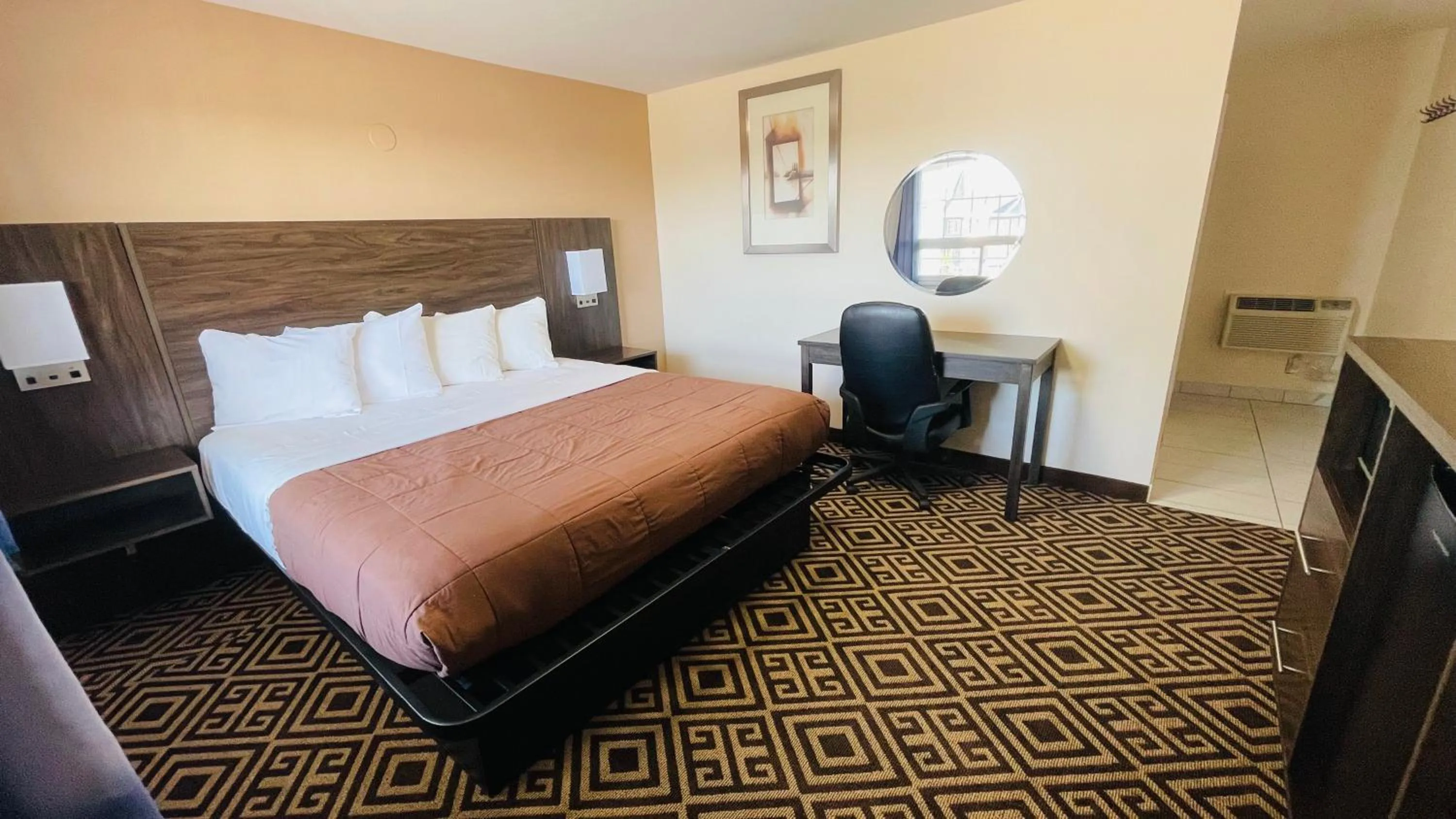 Bed in Falls Lodge & Suites