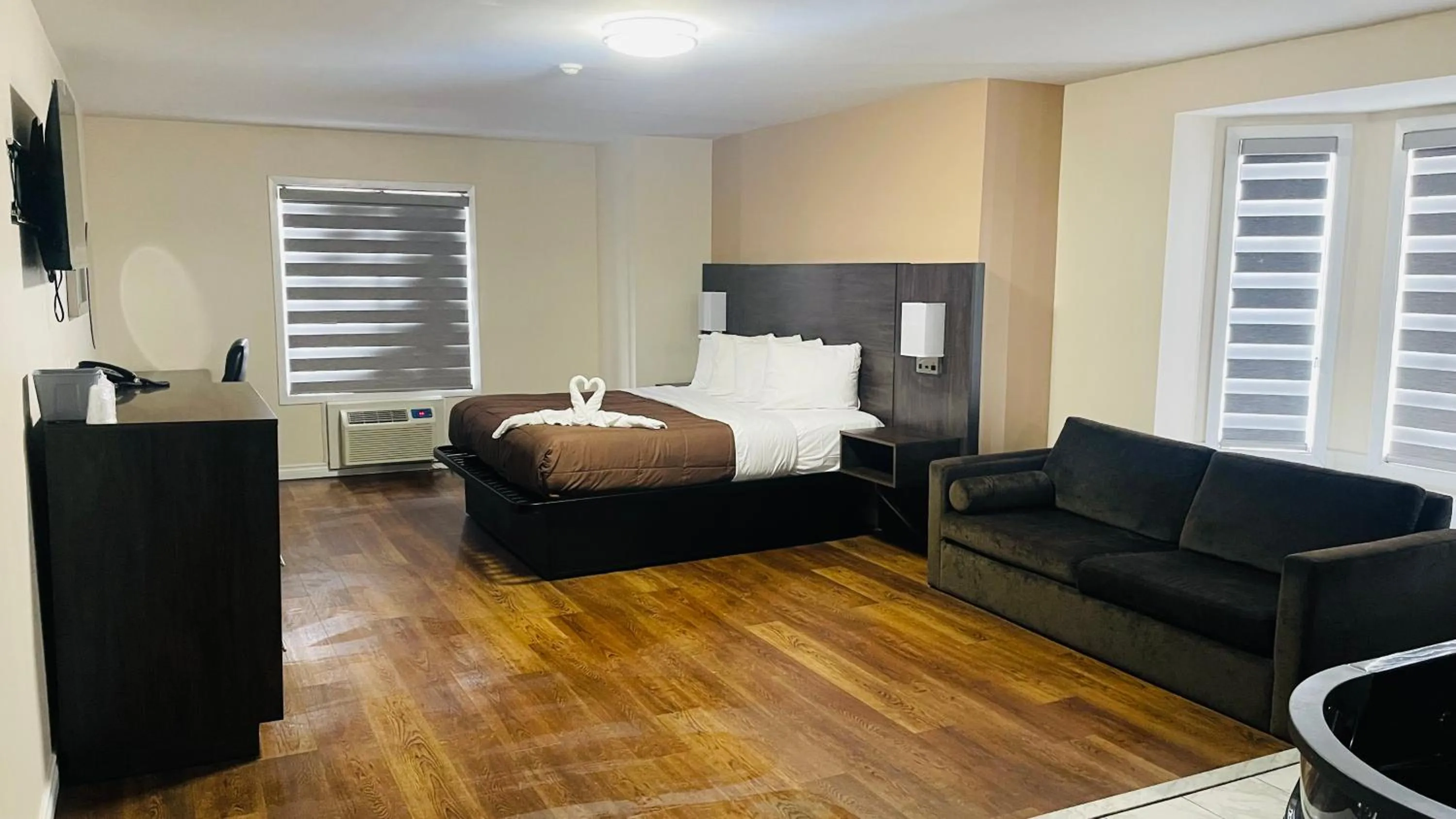 Bed in Falls Lodge & Suites