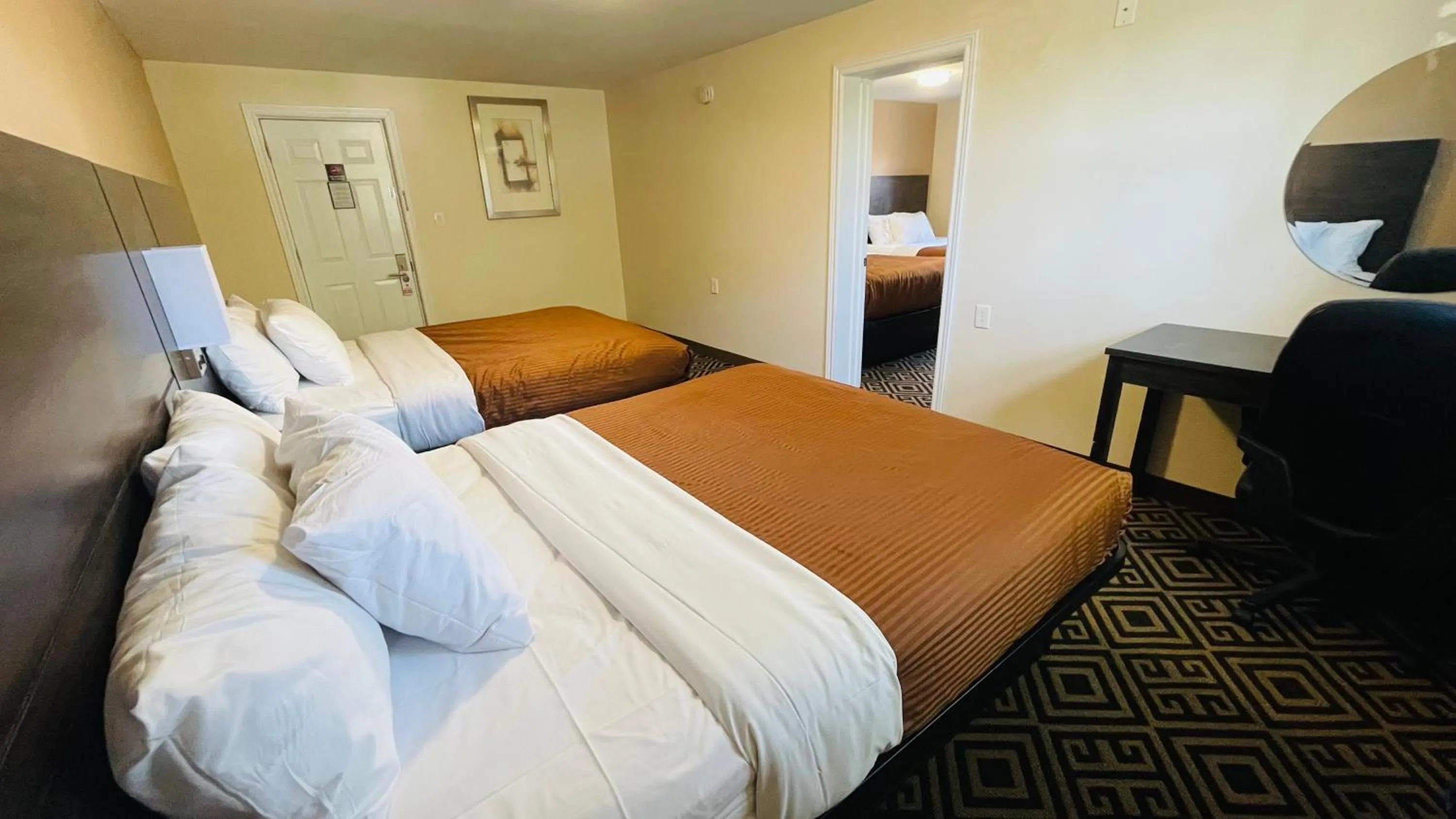 Bed in Falls Lodge & Suites