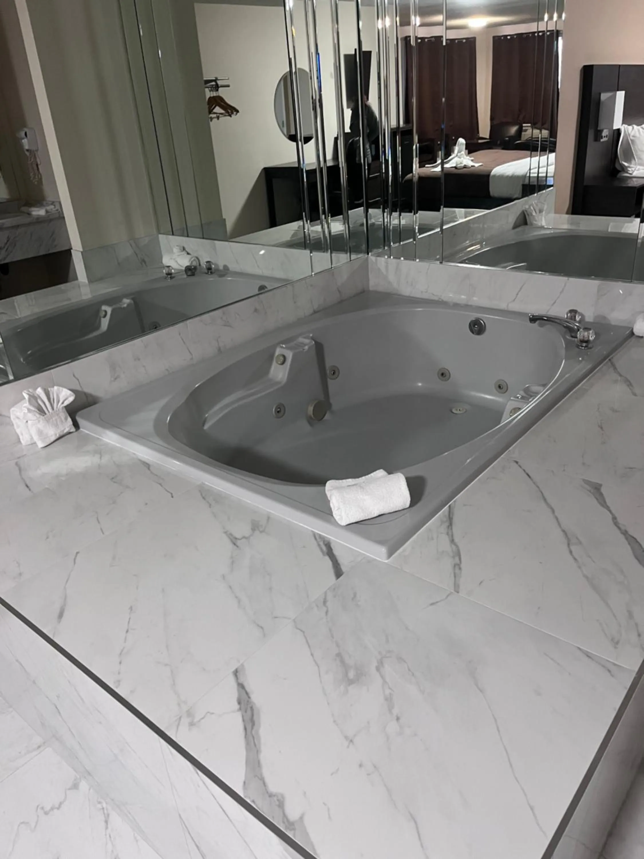 Falls Lodge & Suites