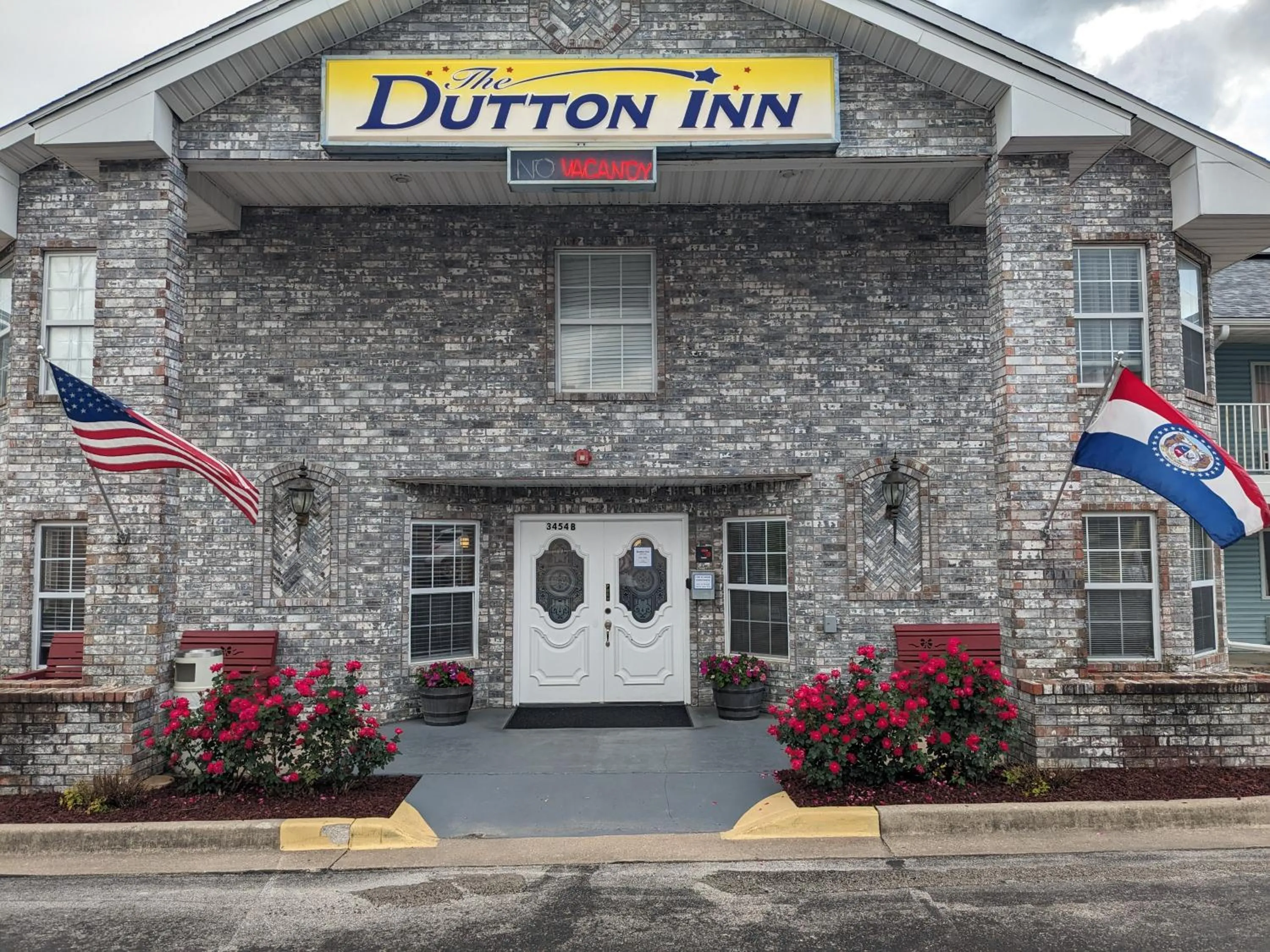 Facade/entrance in Dutton Inn