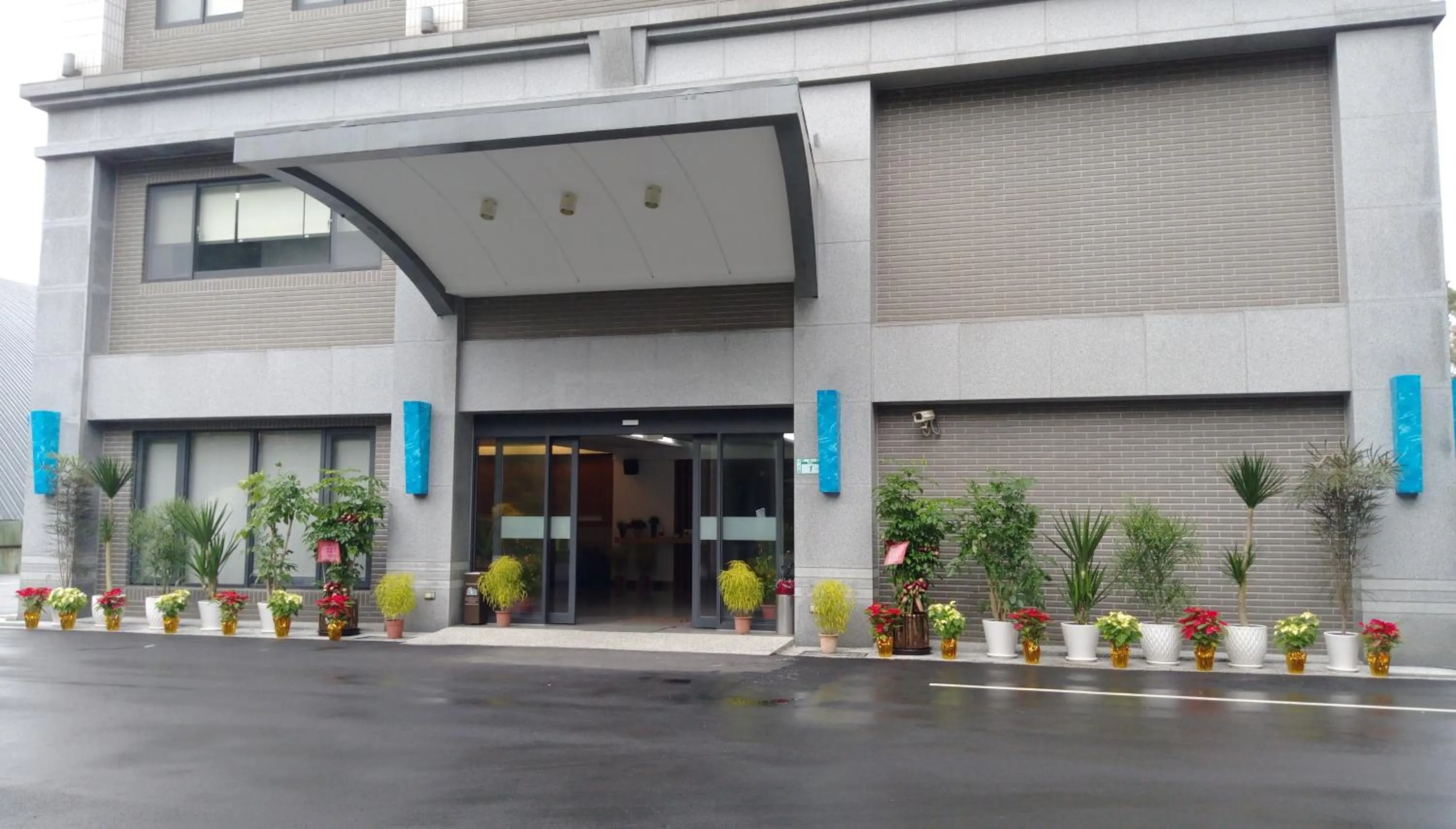Facade/entrance in liHotel