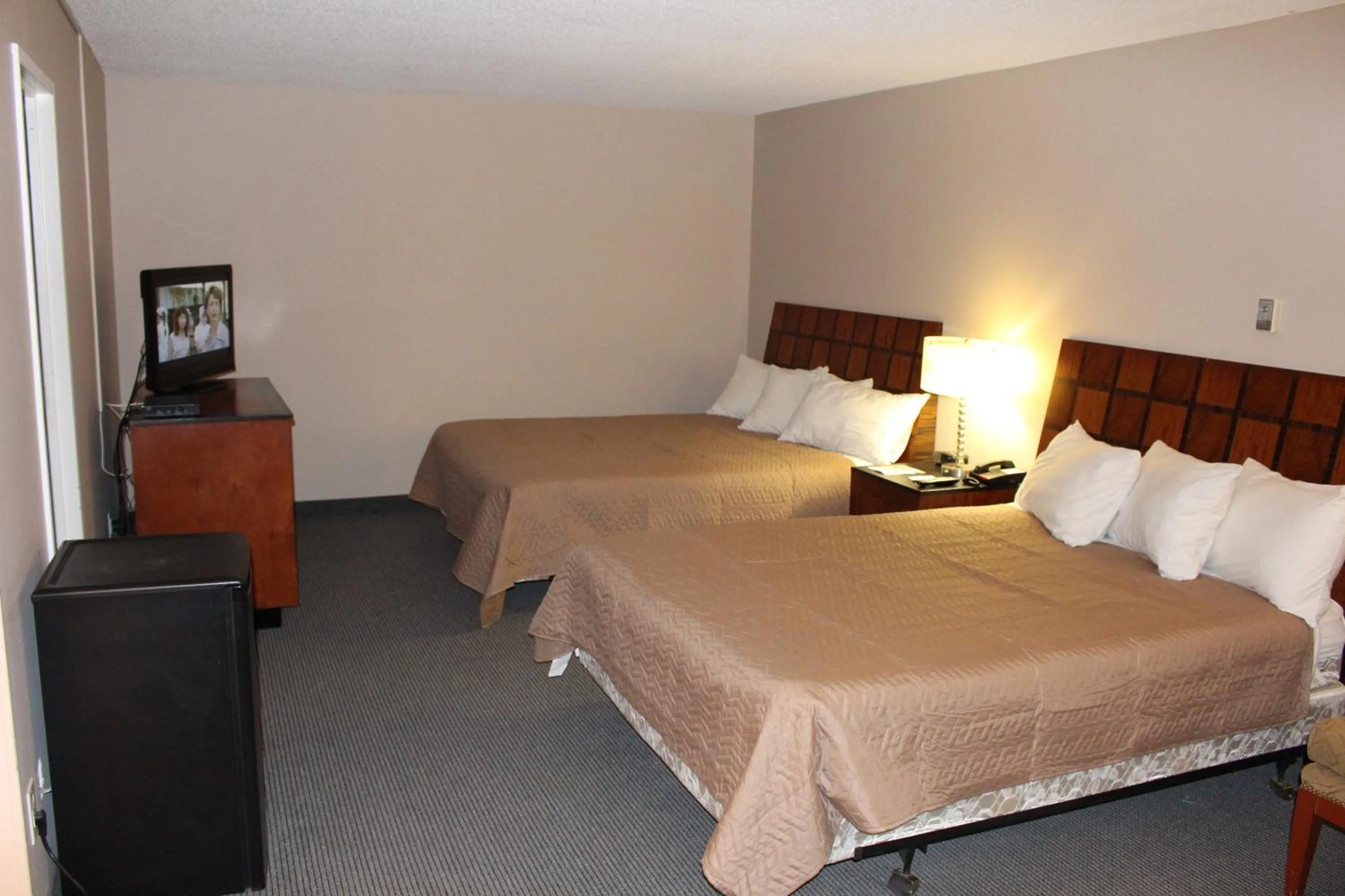 Bedroom, Bed in Travelodge by Wyndham Swift Current
