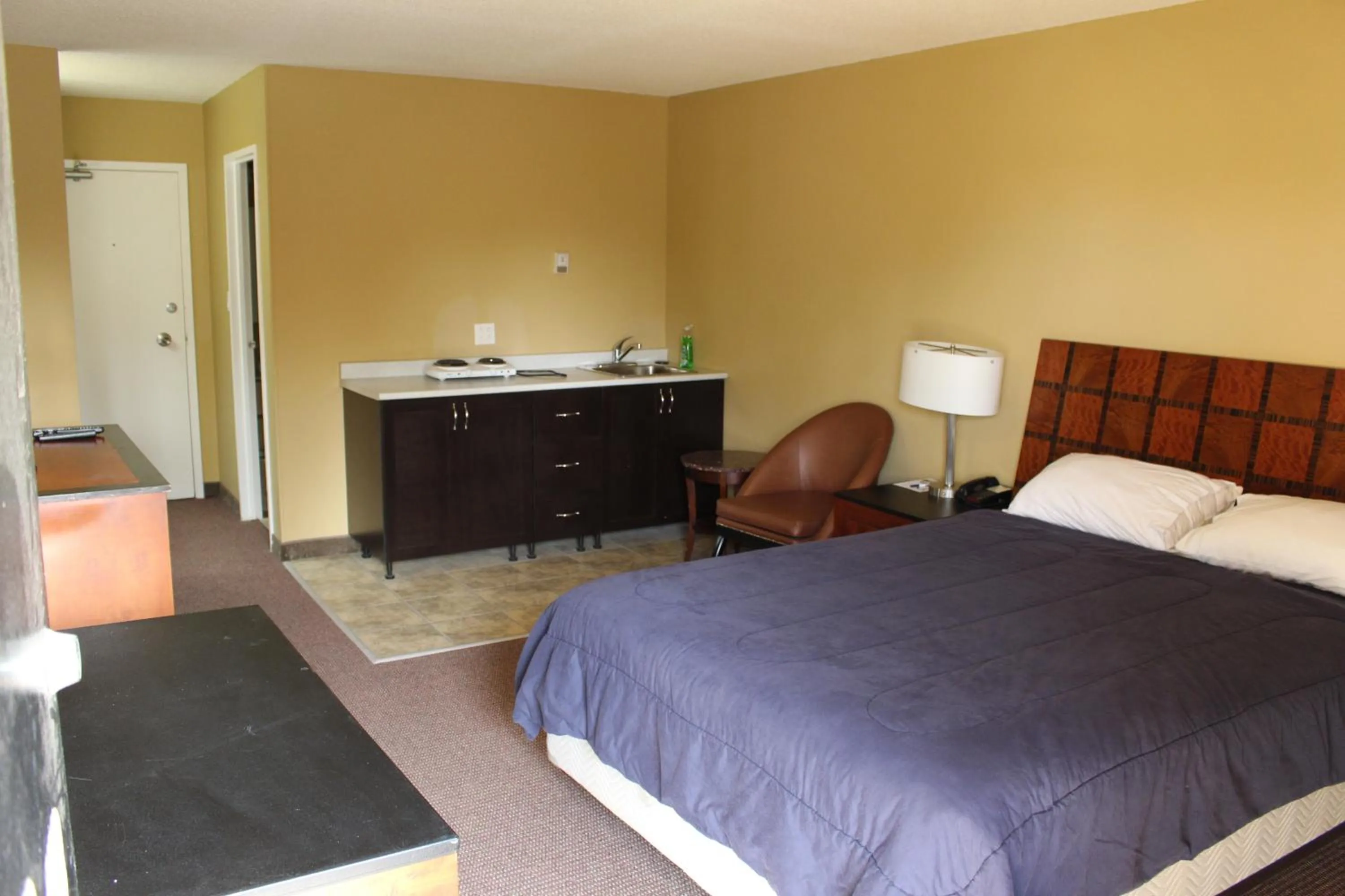 Bedroom, Bed in Travelodge by Wyndham Swift Current
