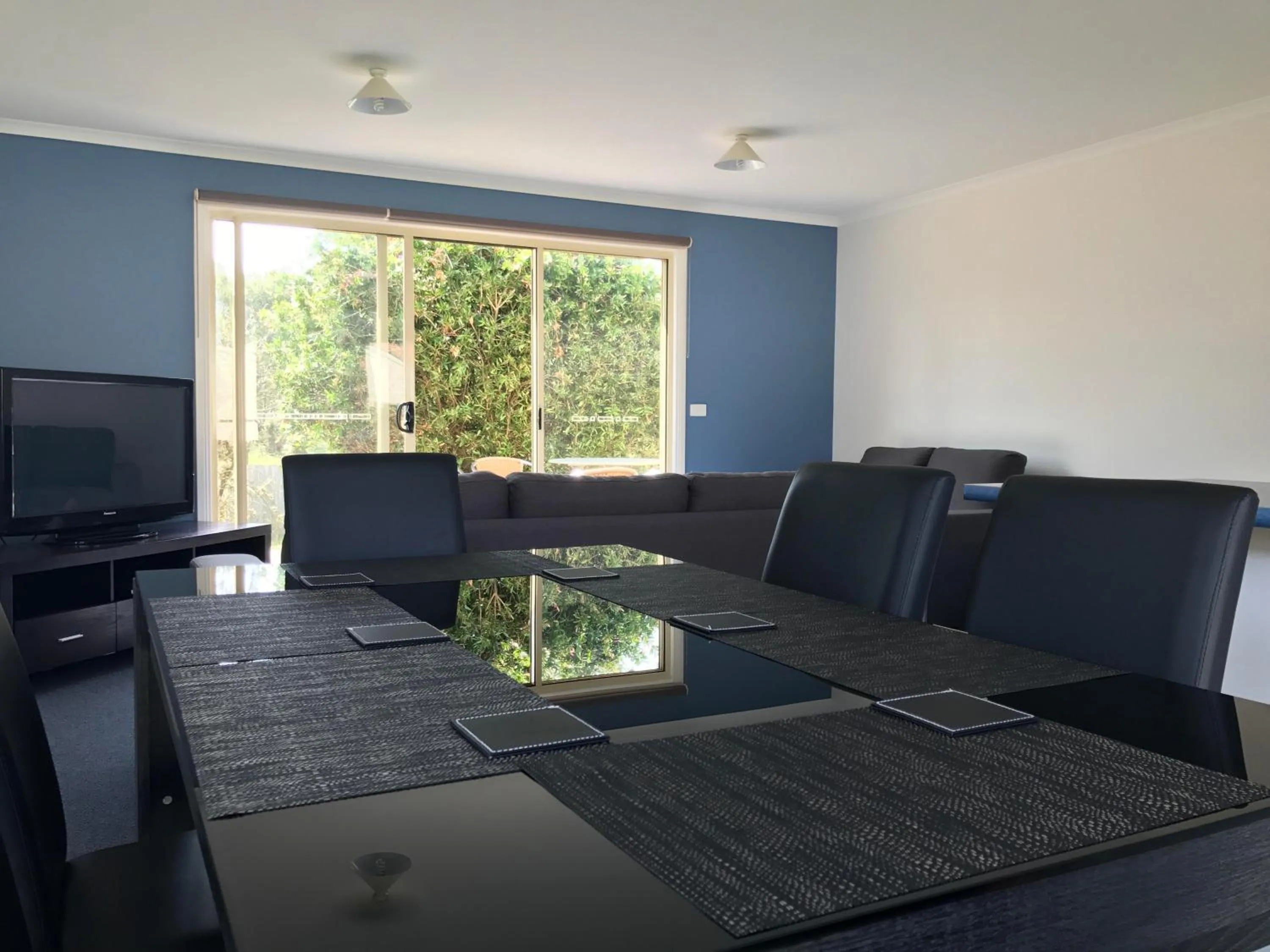 Photo of the whole room, Dining Area in Woodbyne Resort
