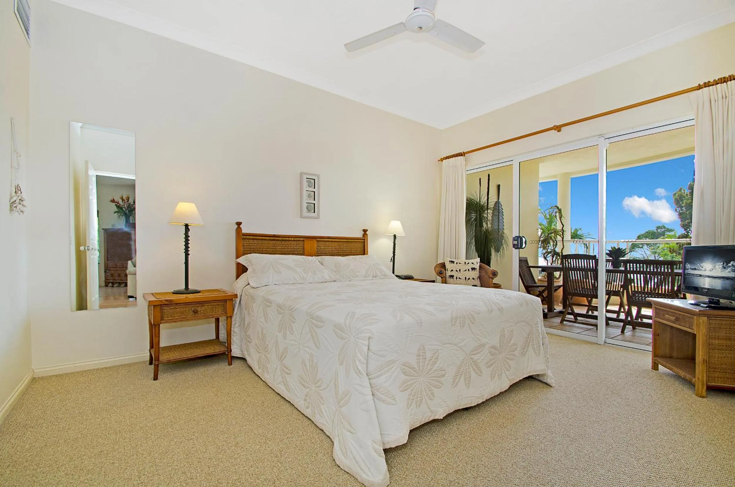 Bedroom, Bed in The Lookout Resort Noosa