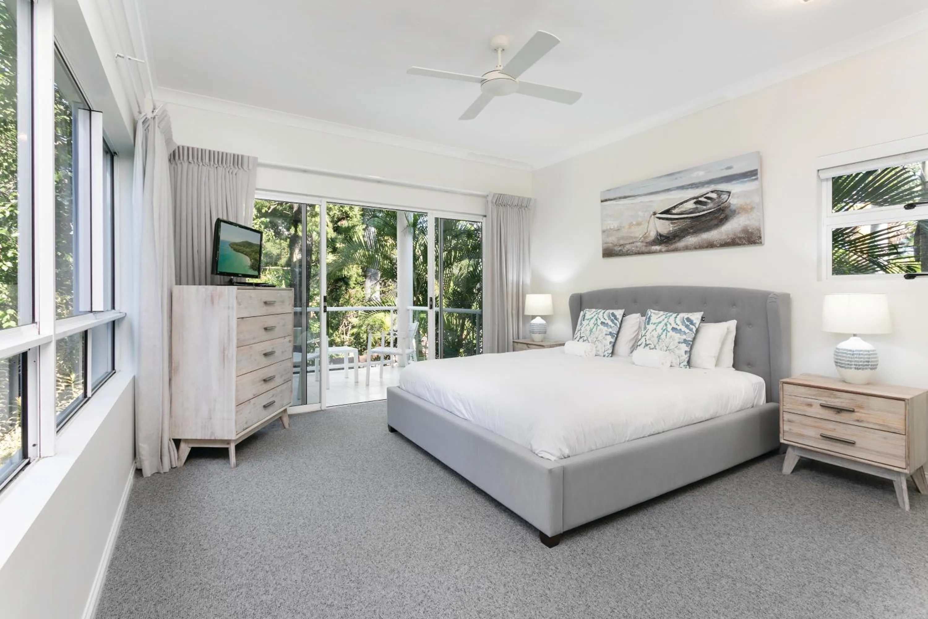 Bedroom, Bed in The Lookout Resort Noosa