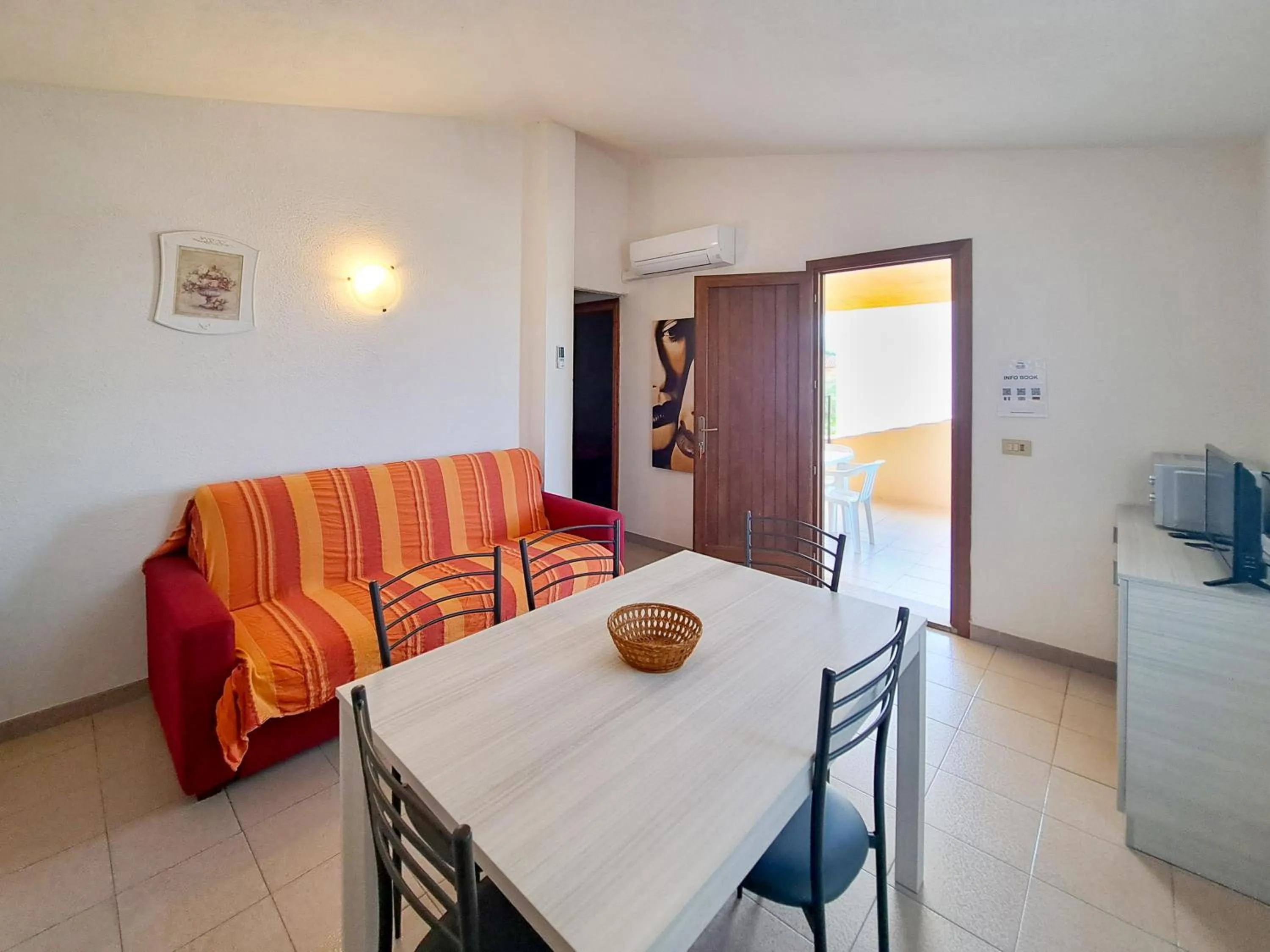 Living room, Bed in Centro Residenziale Le Canne