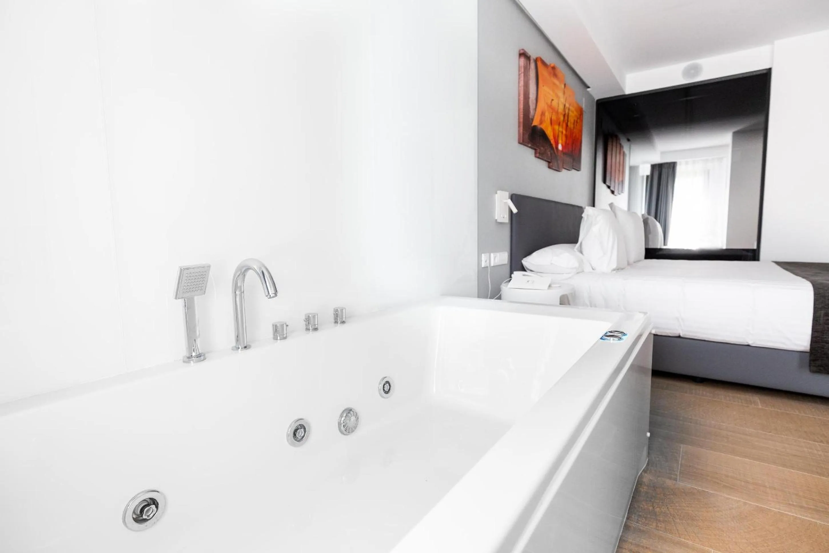 Bathroom, Bed in Sercotel Valencia Alameda 41