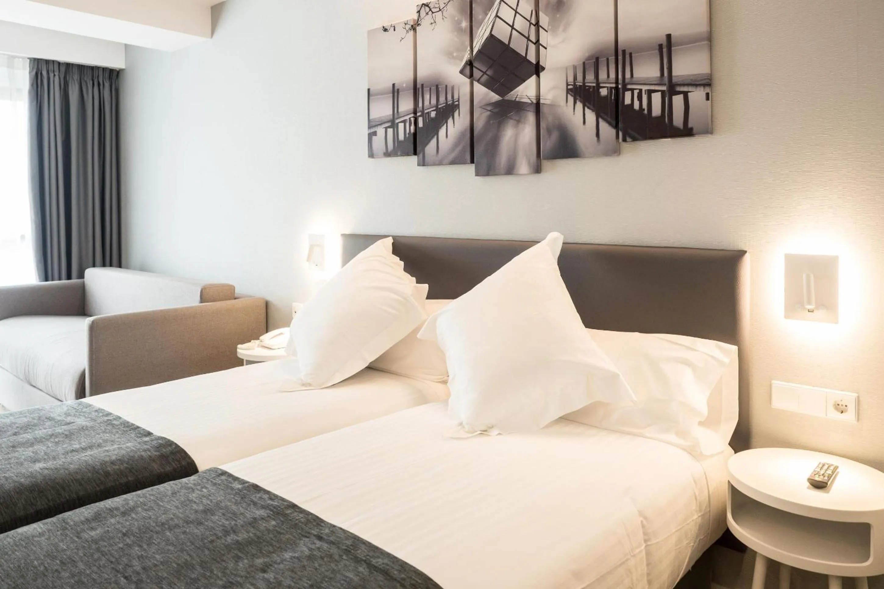 Photo of the whole room, Bed in Sercotel Valencia Alameda 41