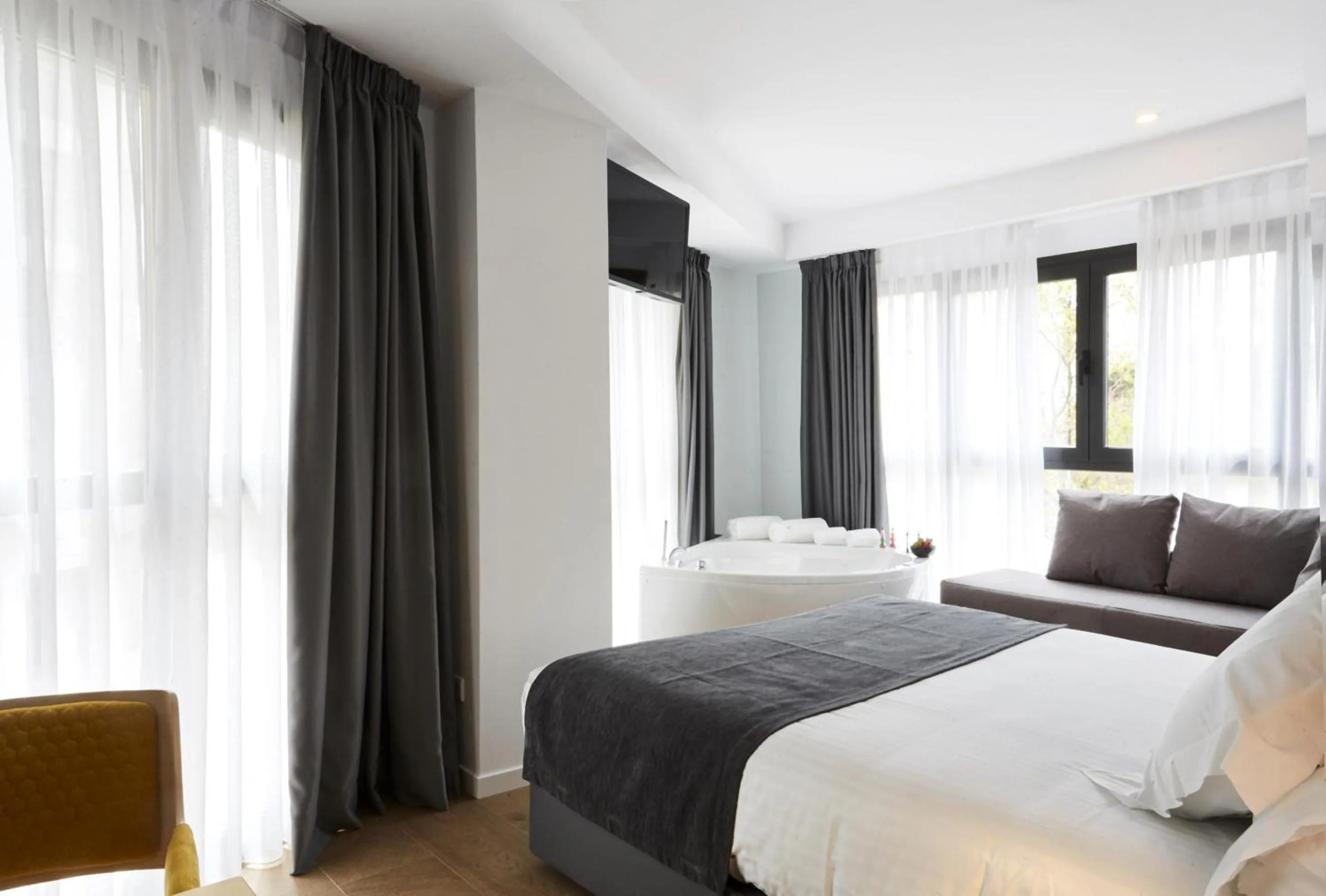 Photo of the whole room, Bed in Sercotel Valencia Alameda 41