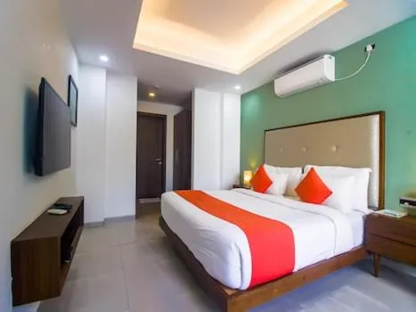 Communal lounge/ TV room, Bed in Okean De Goa Vagator