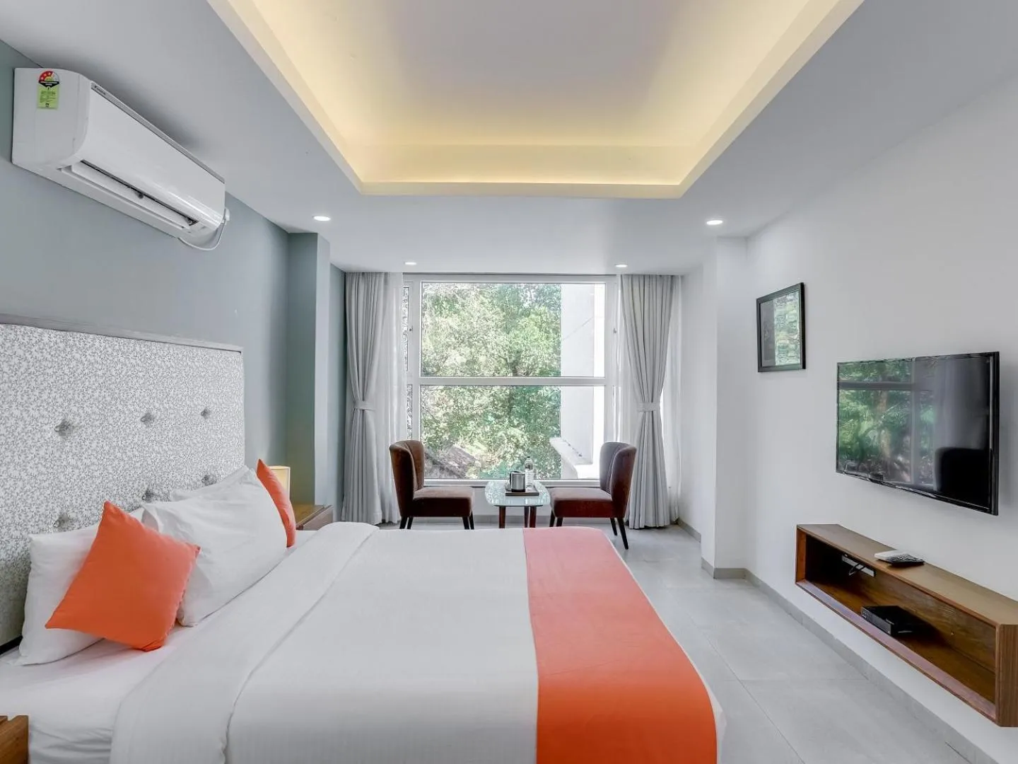 Communal lounge/ TV room, Bed in Okean De Goa Vagator