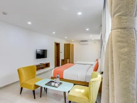 Communal lounge/ TV room, Bed in Okean De Goa Vagator