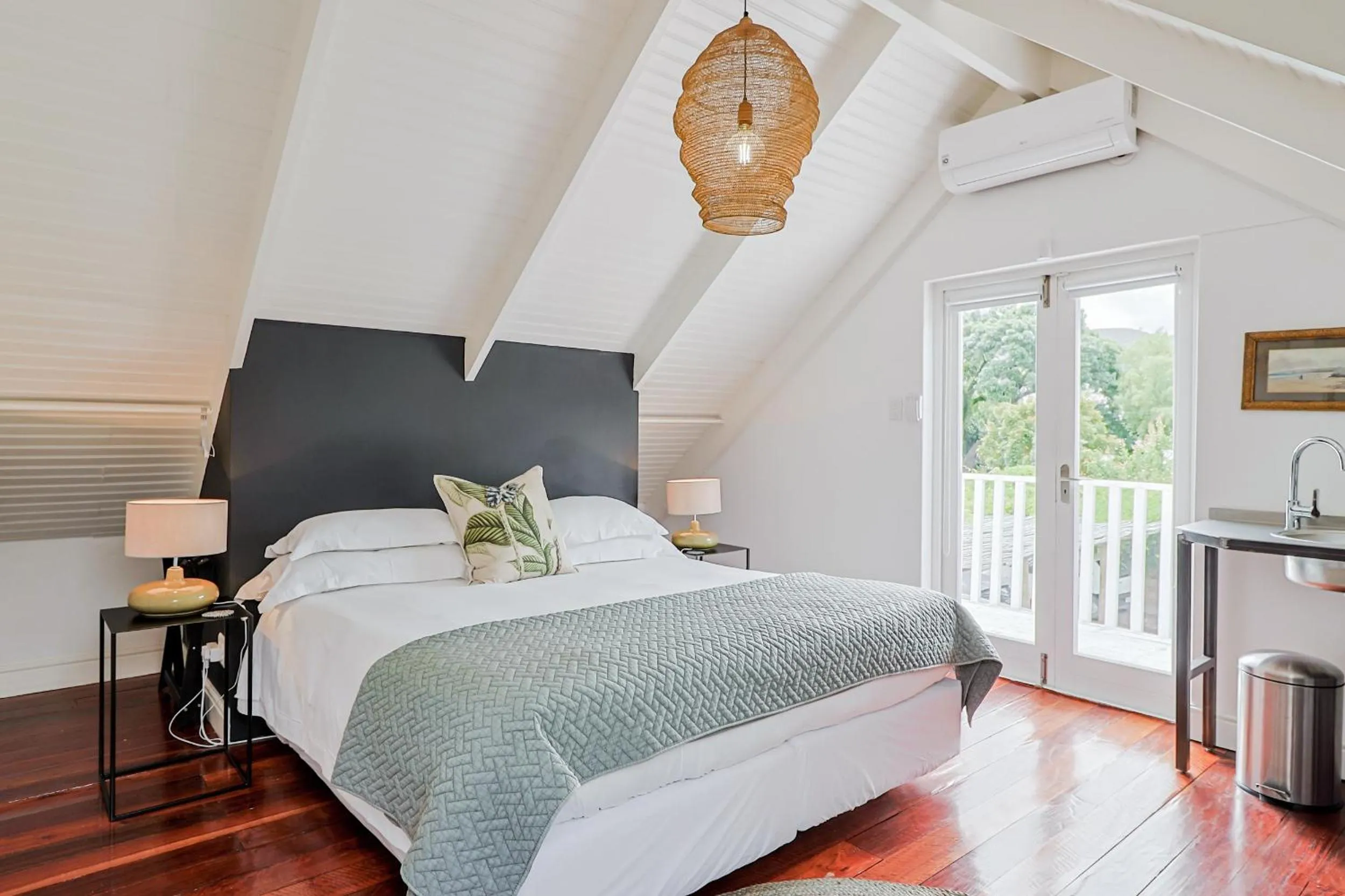 Bedroom, Bed in The Barn On 62 - Cottages