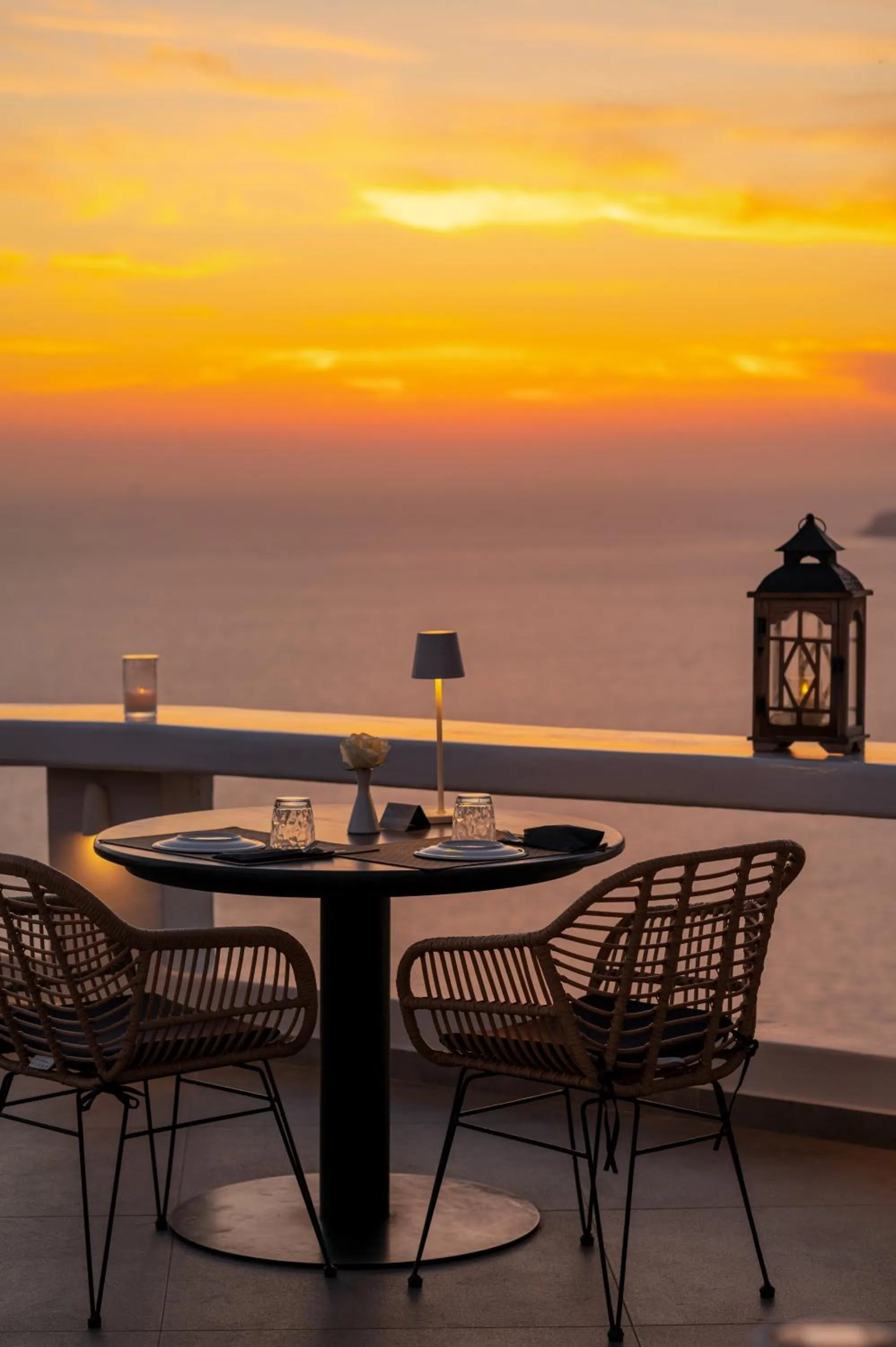 Restaurant/places to eat in Athermi Suites - Adults Only