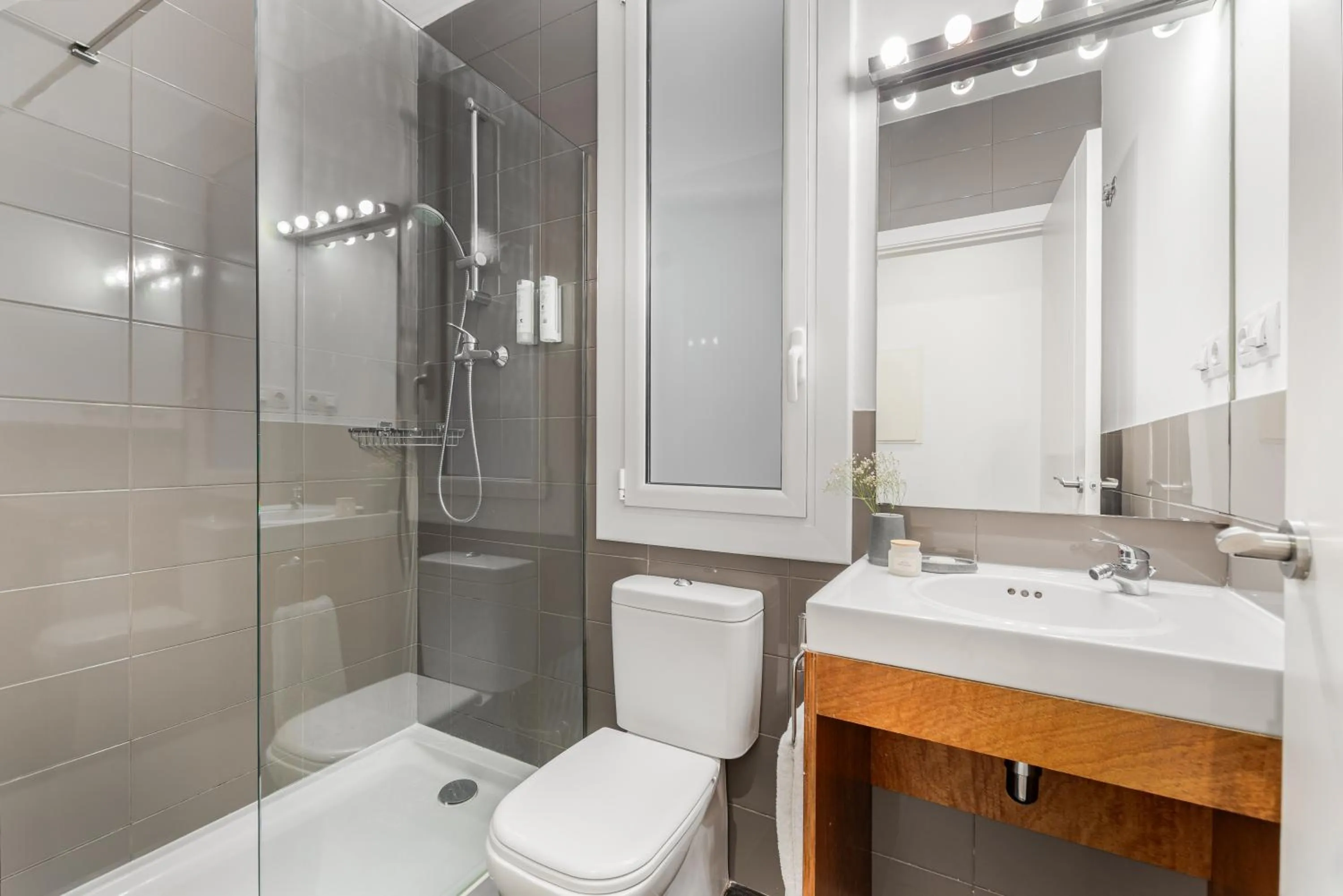 Shower in Aspasios Rambla Catalunya Apartments