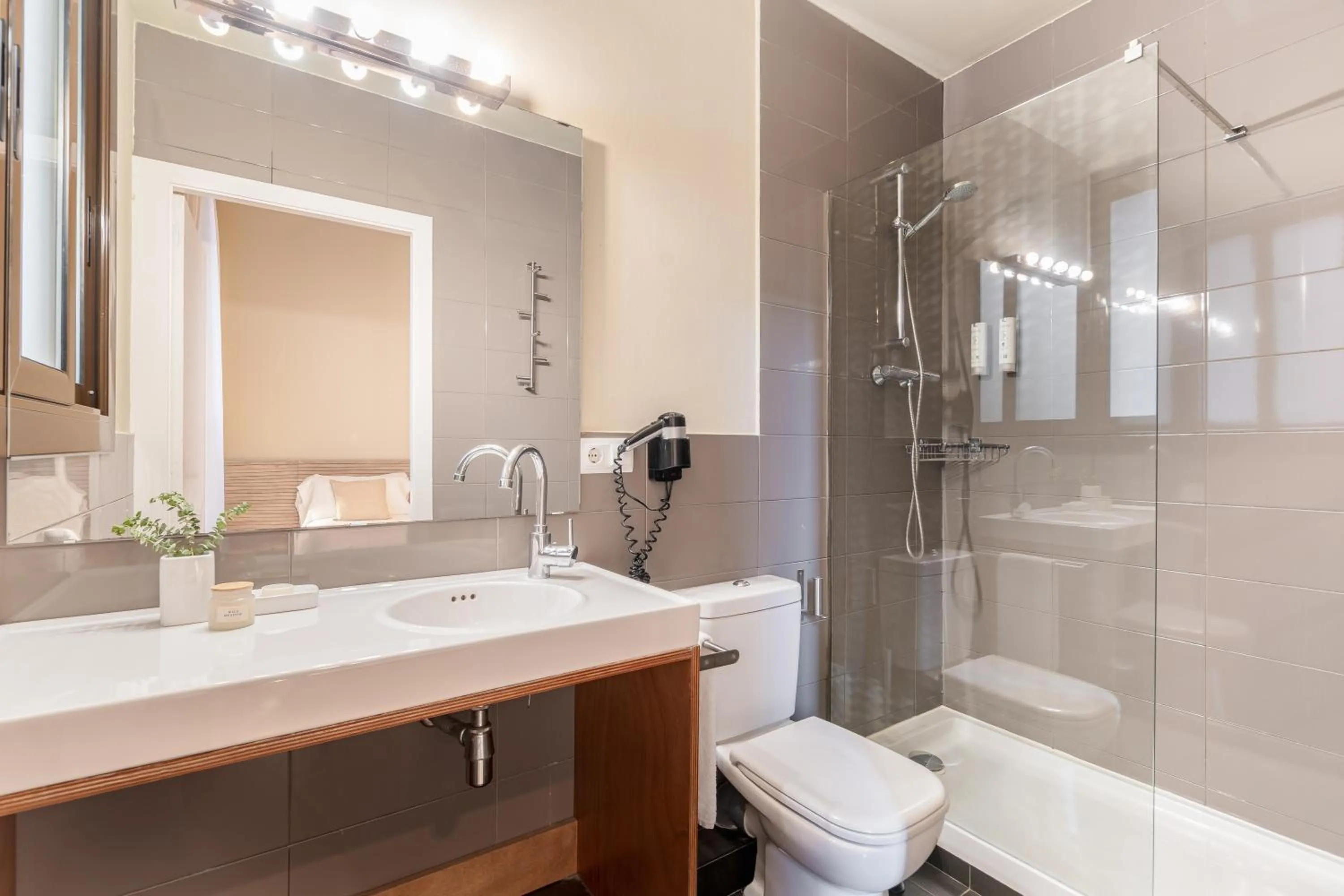 Shower in Aspasios Rambla Catalunya Apartments