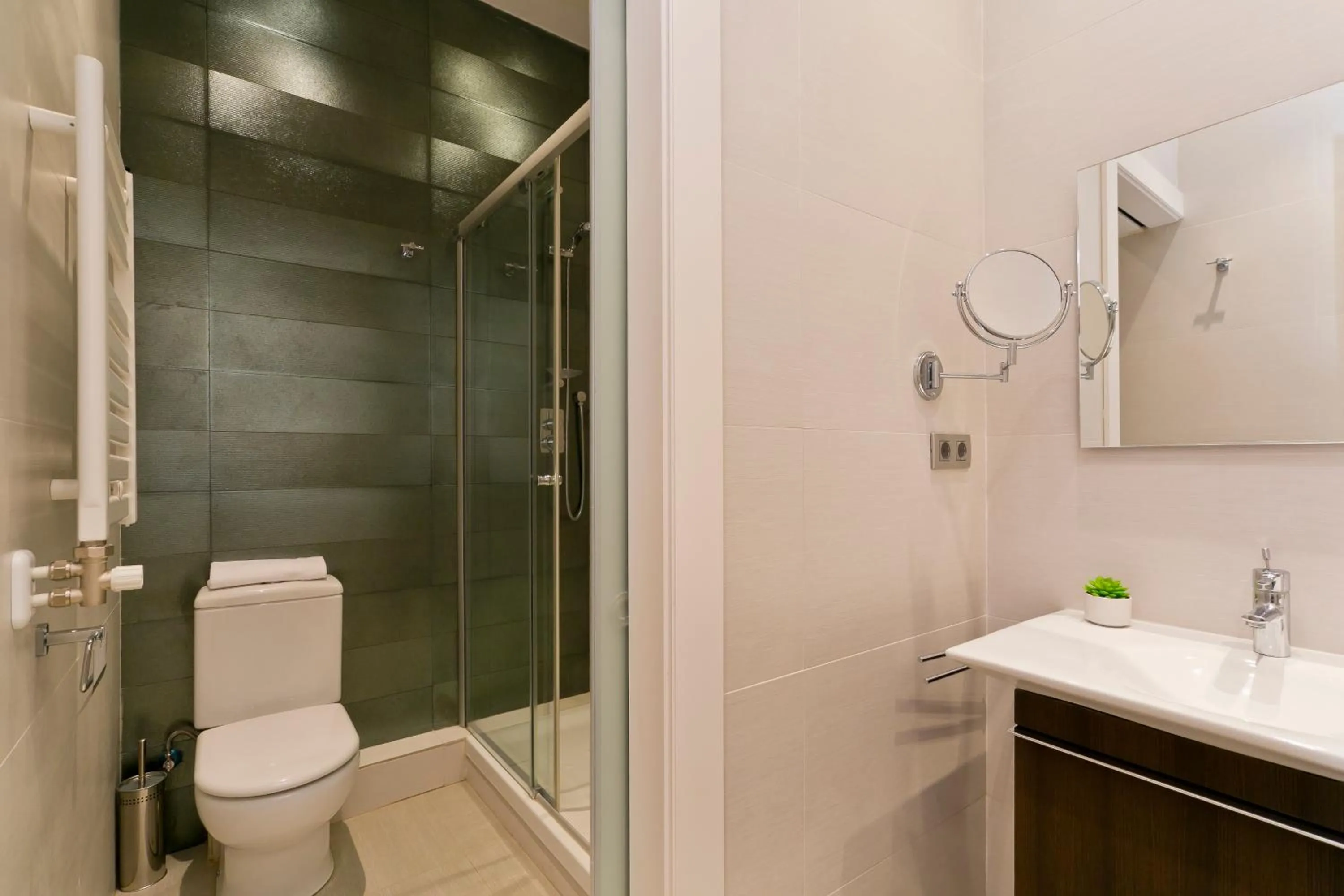 Shower in Aspasios Rambla Catalunya Apartments