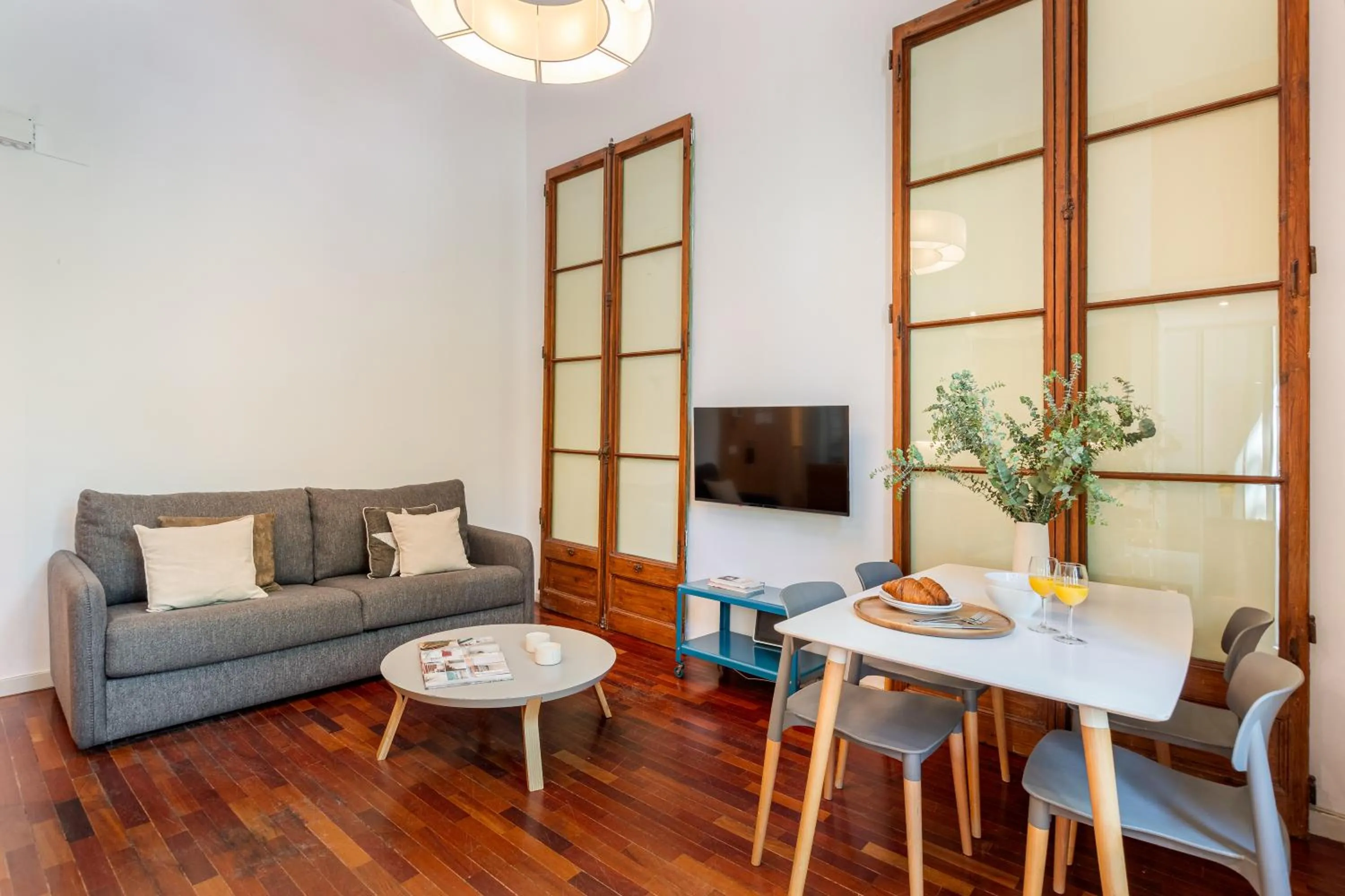 Communal lounge/ TV room in Aspasios Rambla Catalunya Apartments