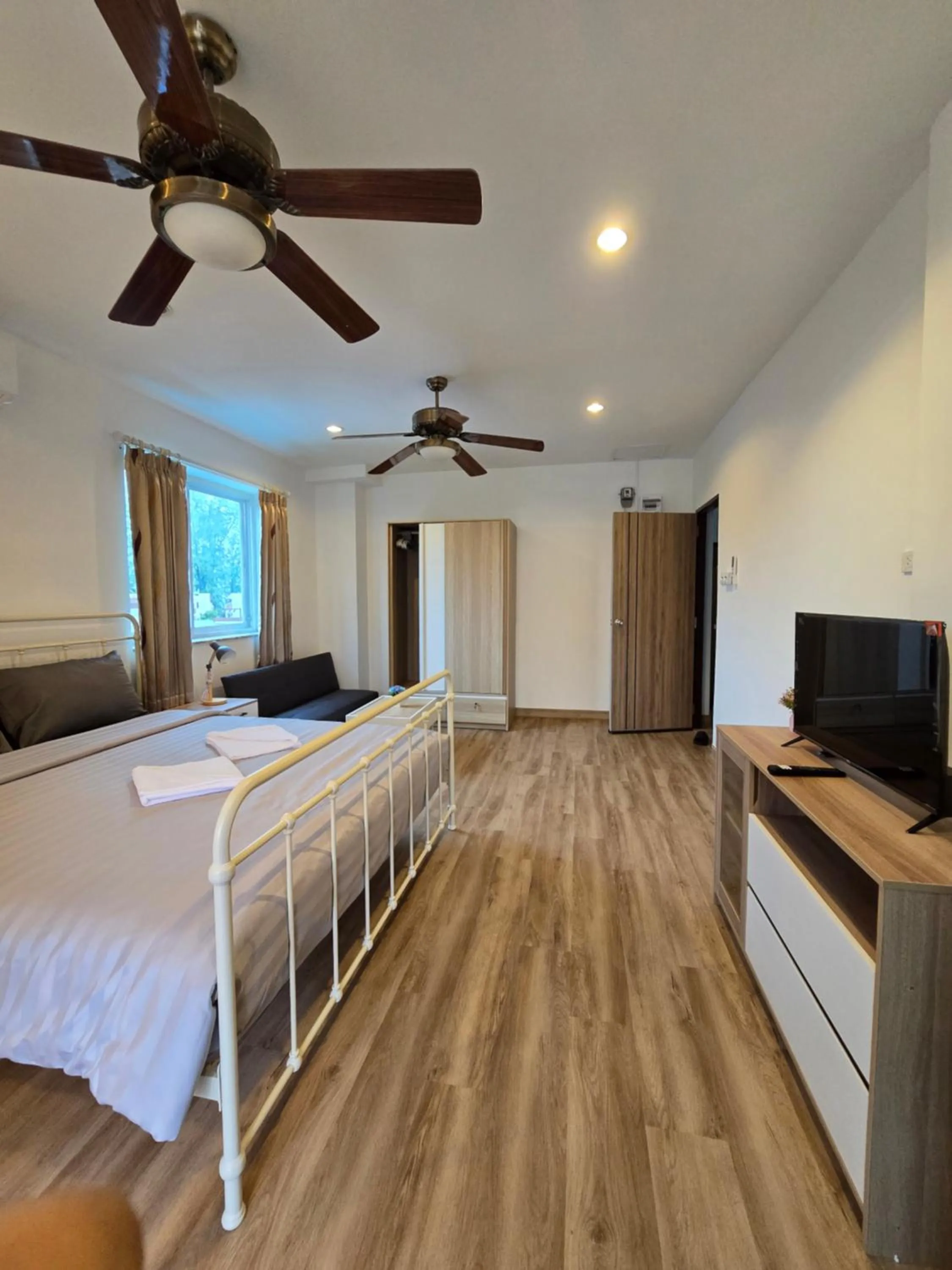 Photo of the whole room, Bed in Baan Rosa Bangtao Beach