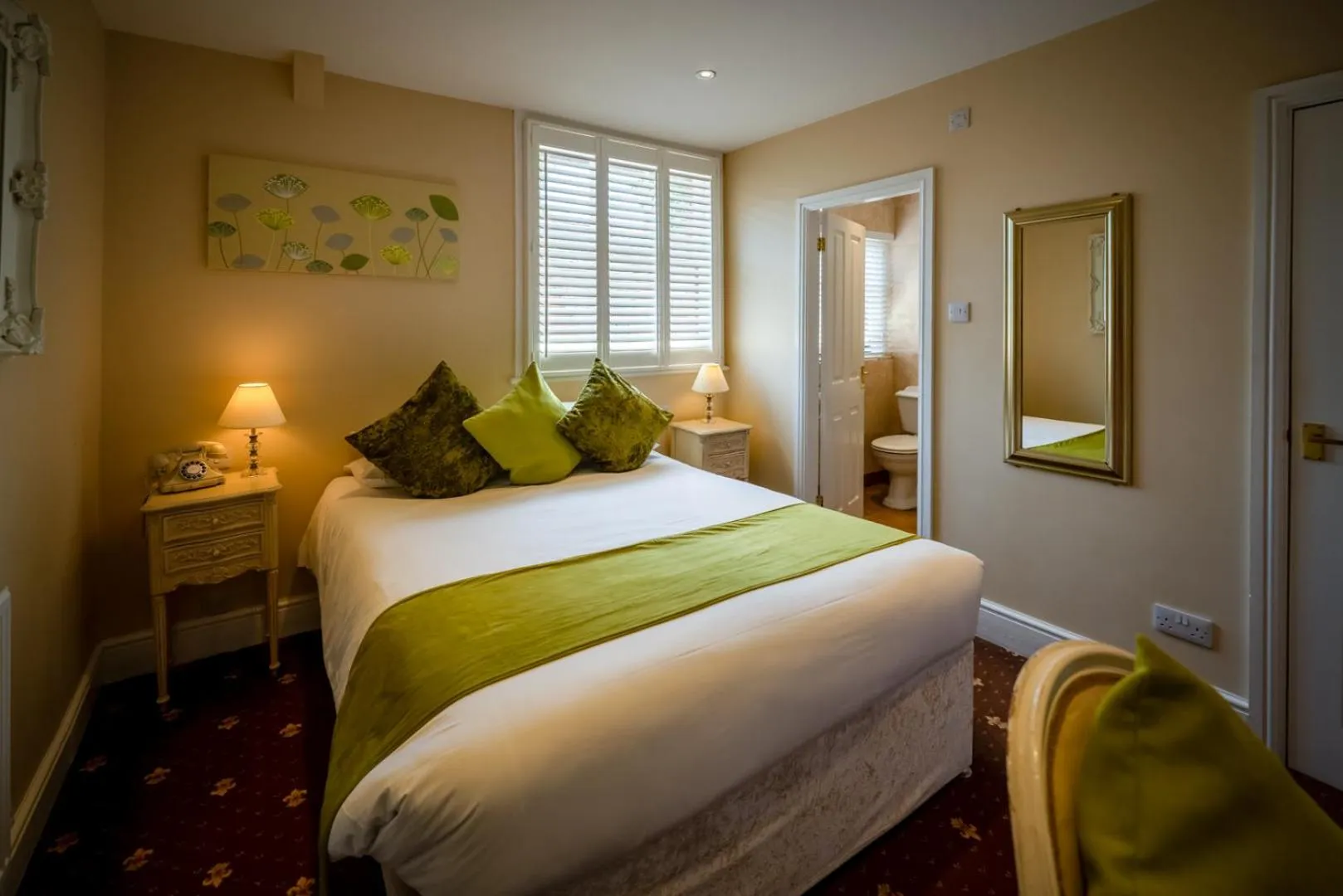 Bedroom, Bed in The White Swan Hotel Bar & Restaurant