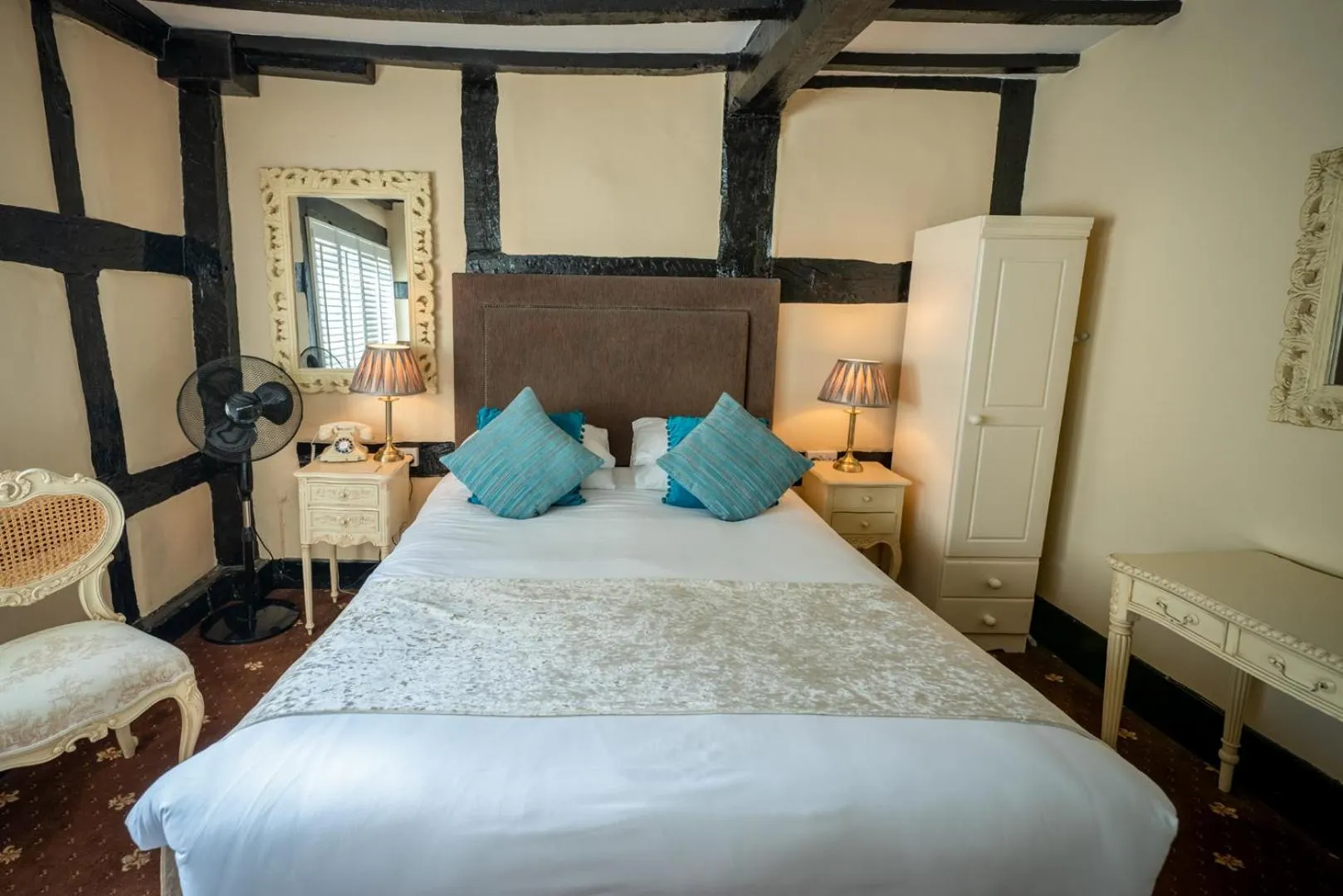 Bedroom, Bed in The White Swan Hotel Bar & Restaurant