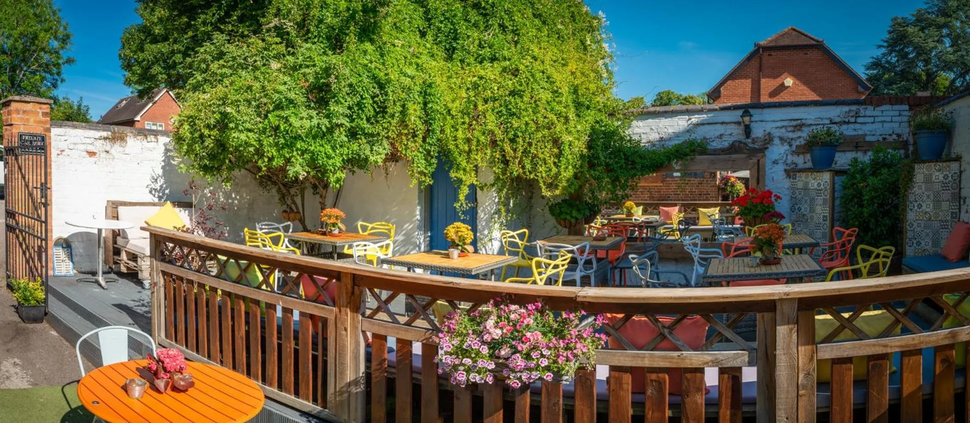 Property building in The White Swan Hotel Bar & Restaurant