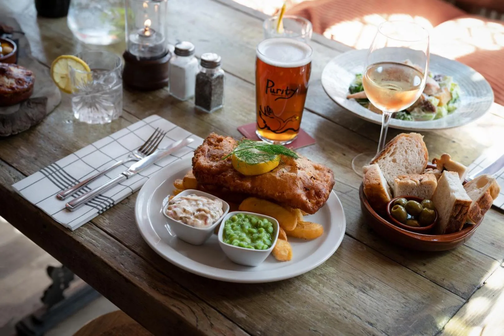 Lounge or bar in The White Swan Hotel Bar & Restaurant