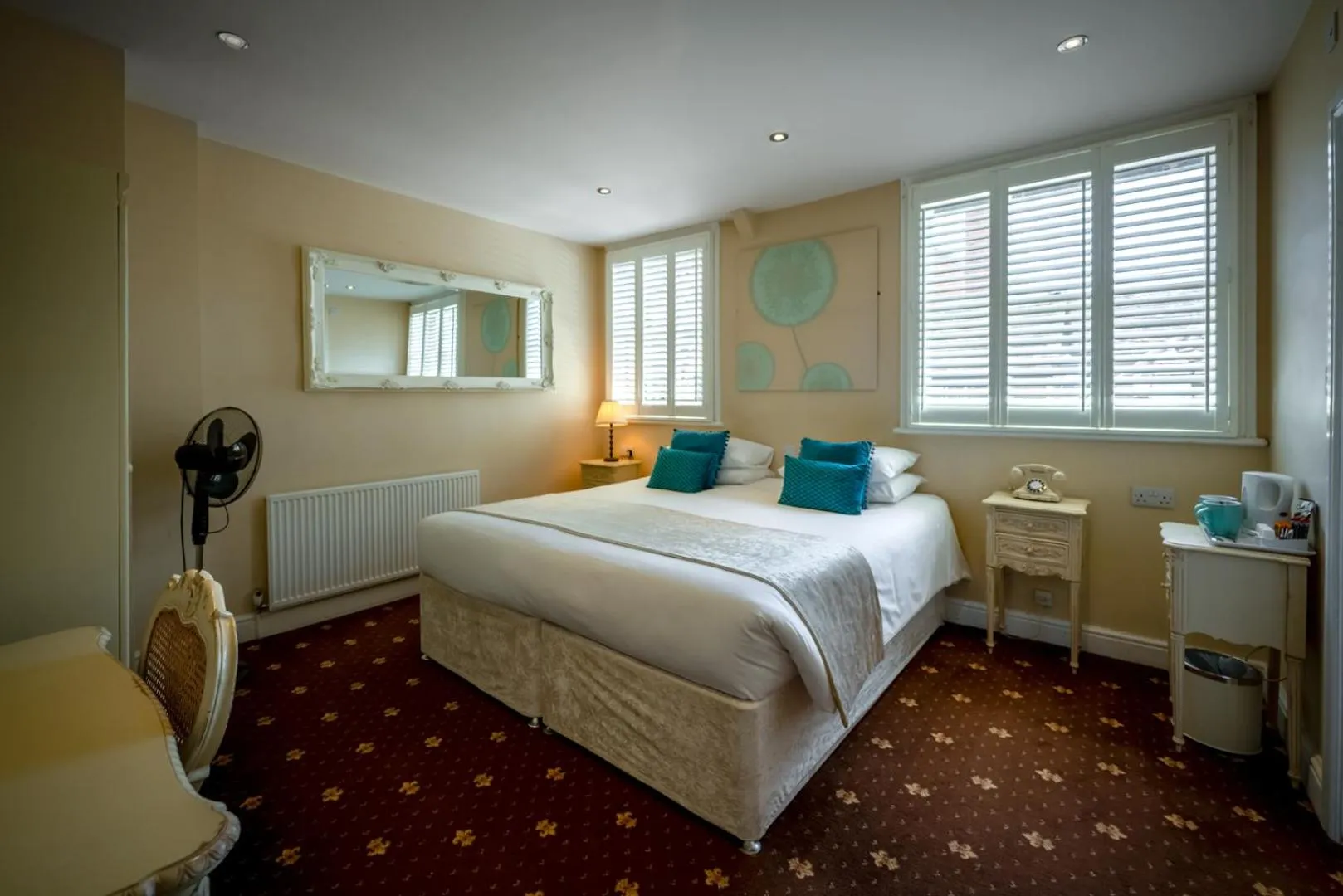 Bedroom, Bed in The White Swan Hotel Bar & Restaurant