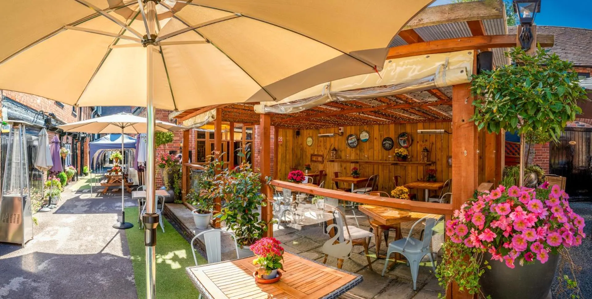 Property building in The White Swan Hotel Bar & Restaurant