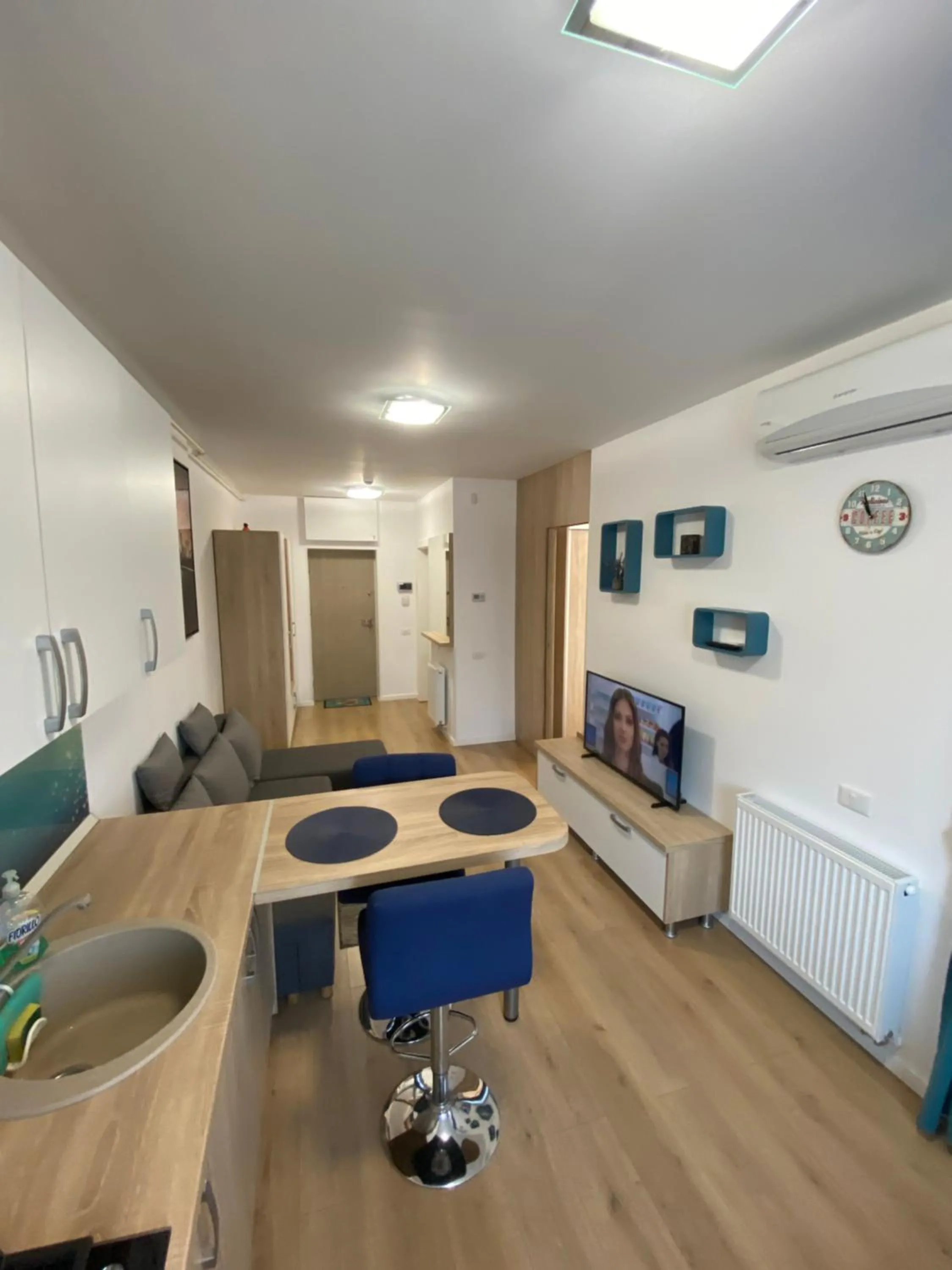 Photo of the whole room in Top Level Residence