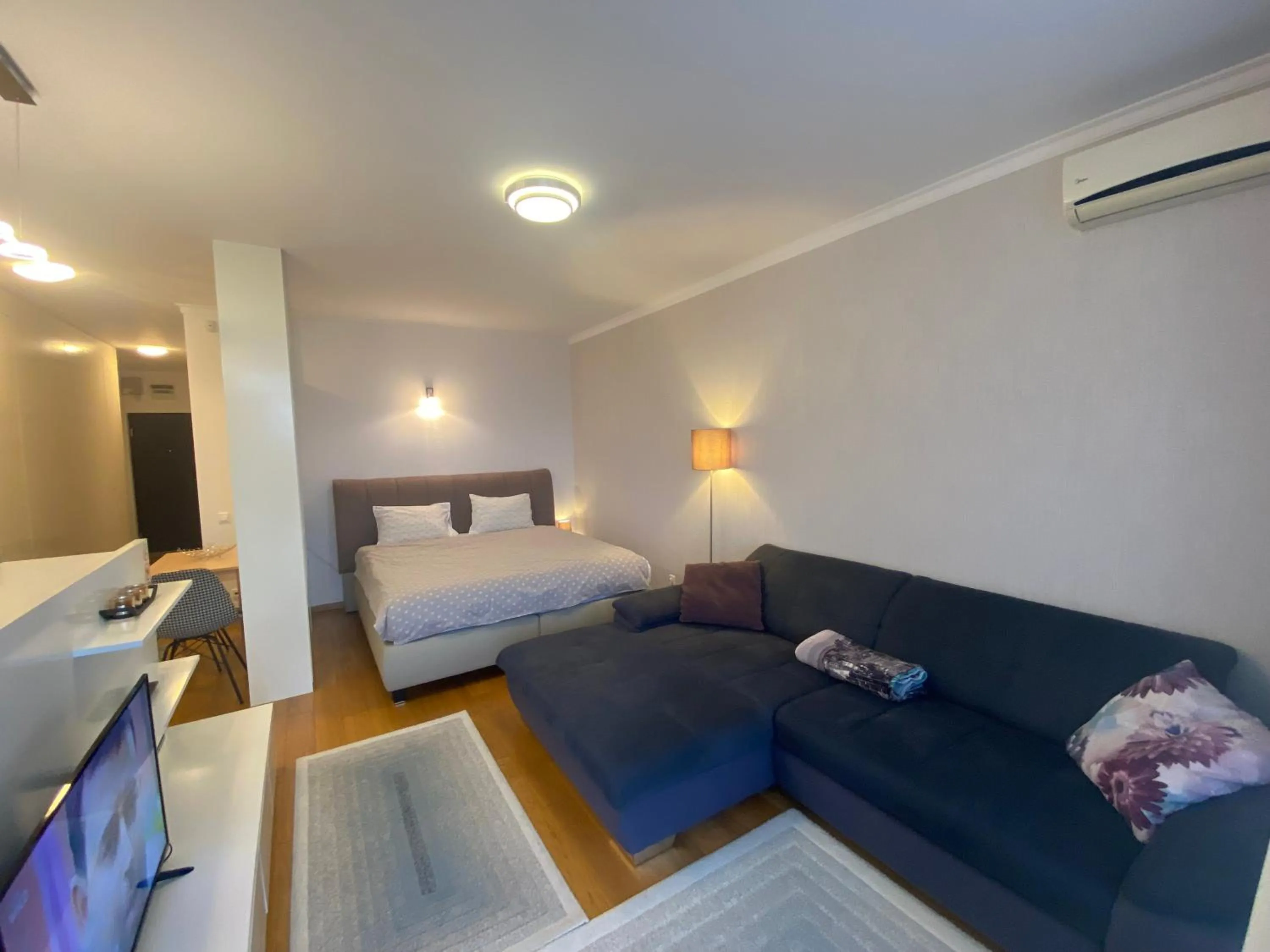 Photo of the whole room, Bed in Top Level Residence