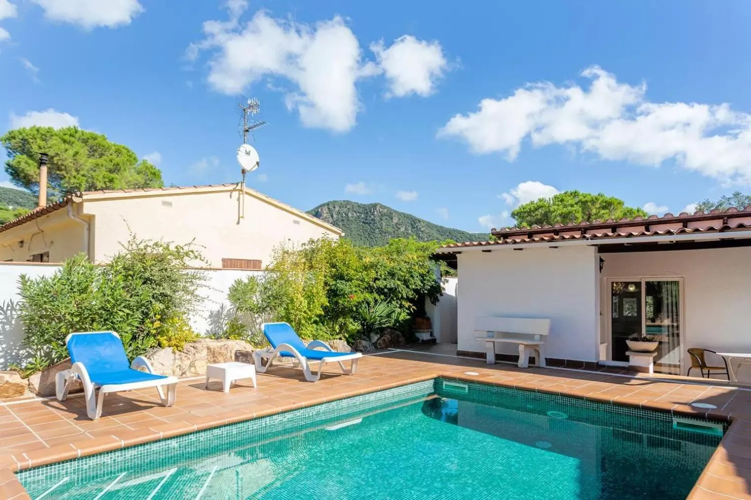Pool view in Sea près des Golfs