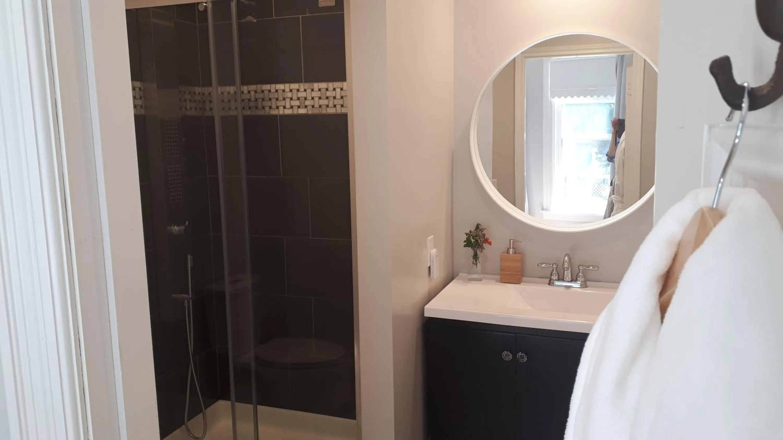 Bathroom, Bed in Hillside Landing B&B