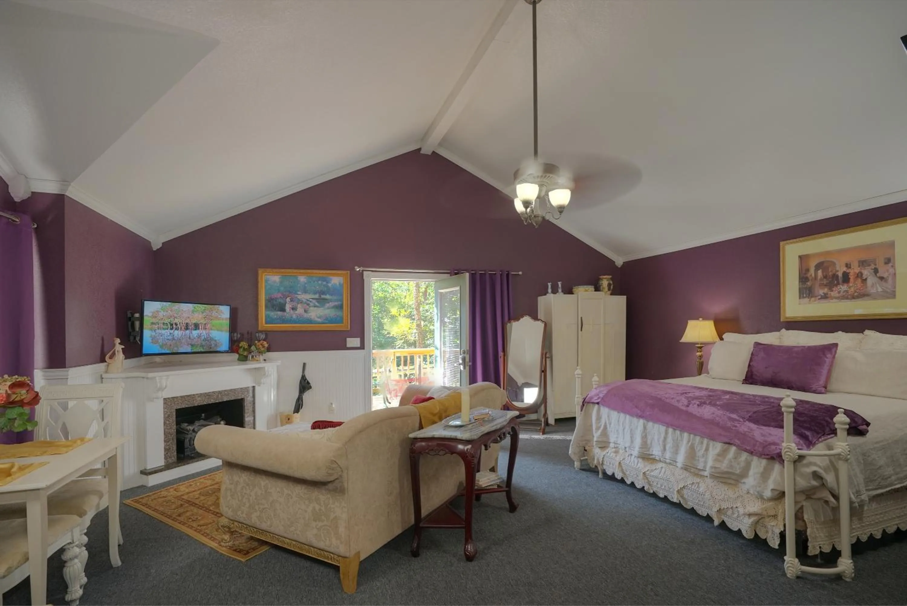 Property building, Bed in Bed and Breakfast on White Rock Creek