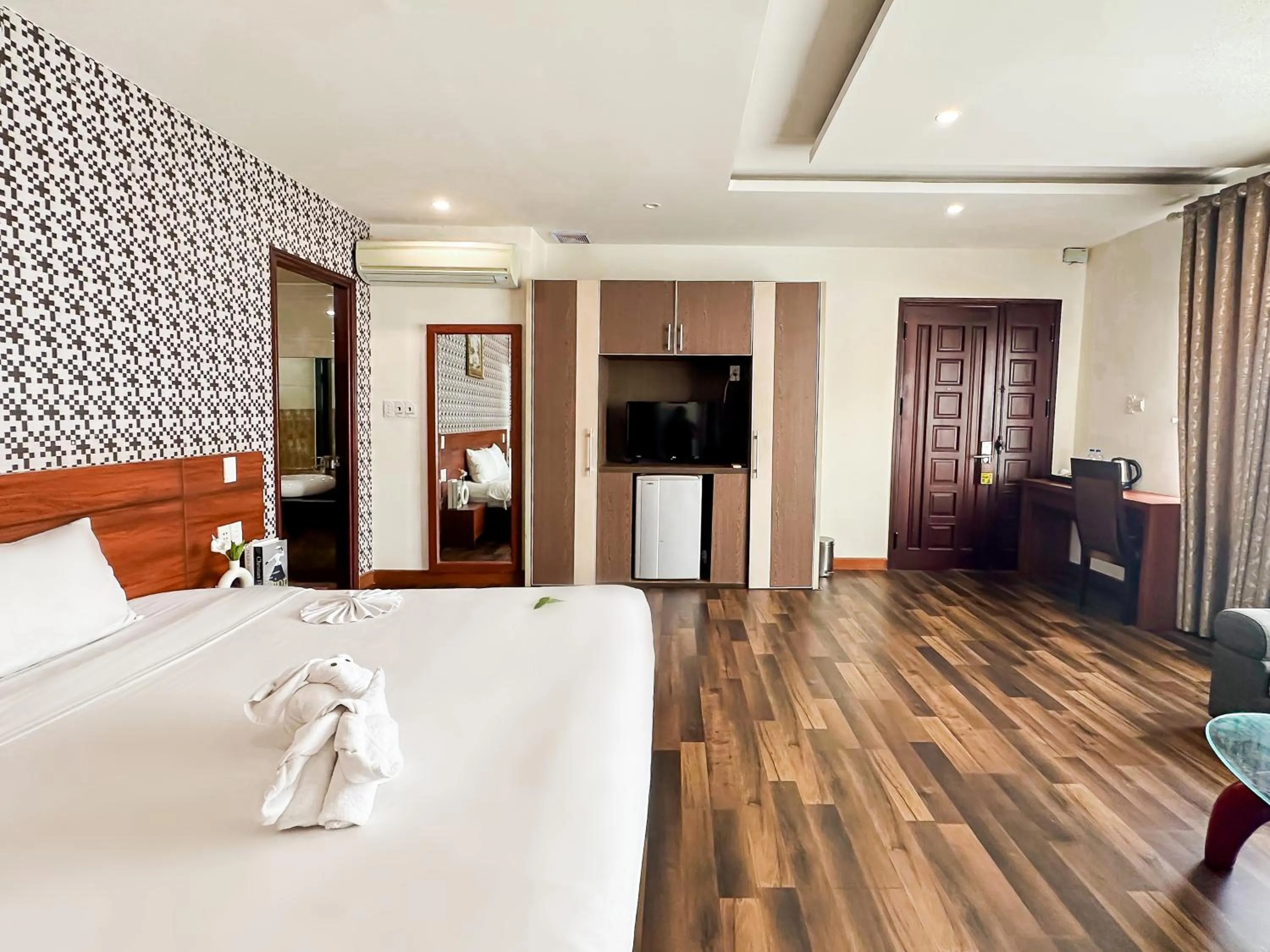 Living room, Bed in Quoc Cuong Center Da Nang Hotel by Haviland