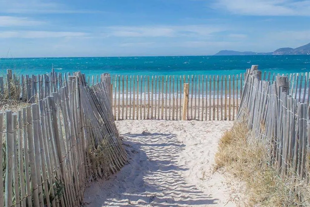 Natural landscape in Hôtel Almanarre Plage - Hôtel Eco-Responsable face à la mer