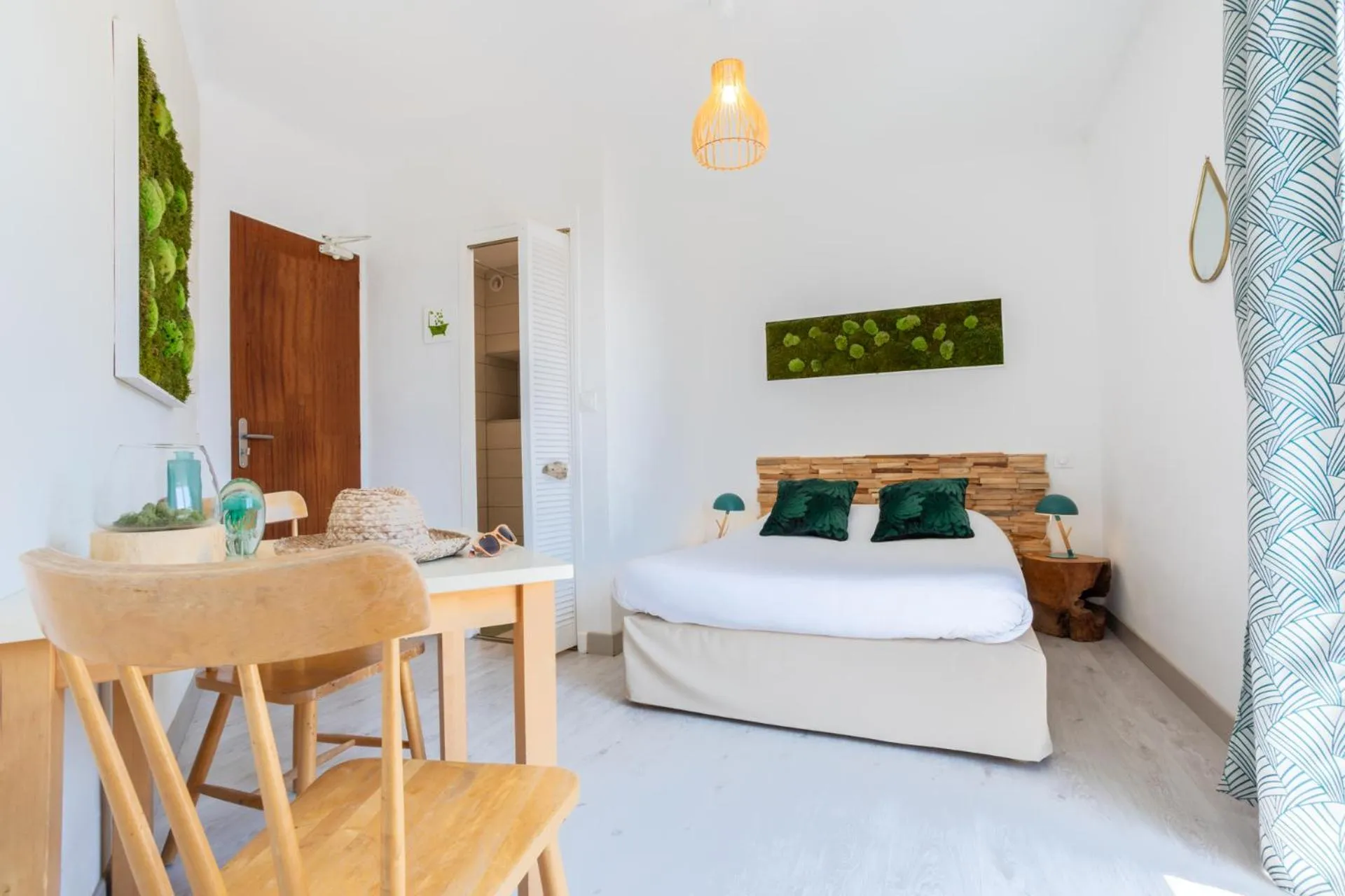 Bed in Hôtel Almanarre Plage - Hôtel Eco-Responsable face à la mer