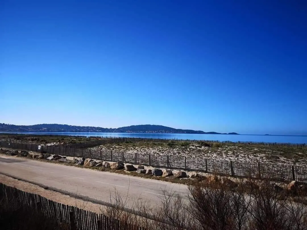 Natural landscape in Hôtel Almanarre Plage - Hôtel Eco-Responsable face à la mer