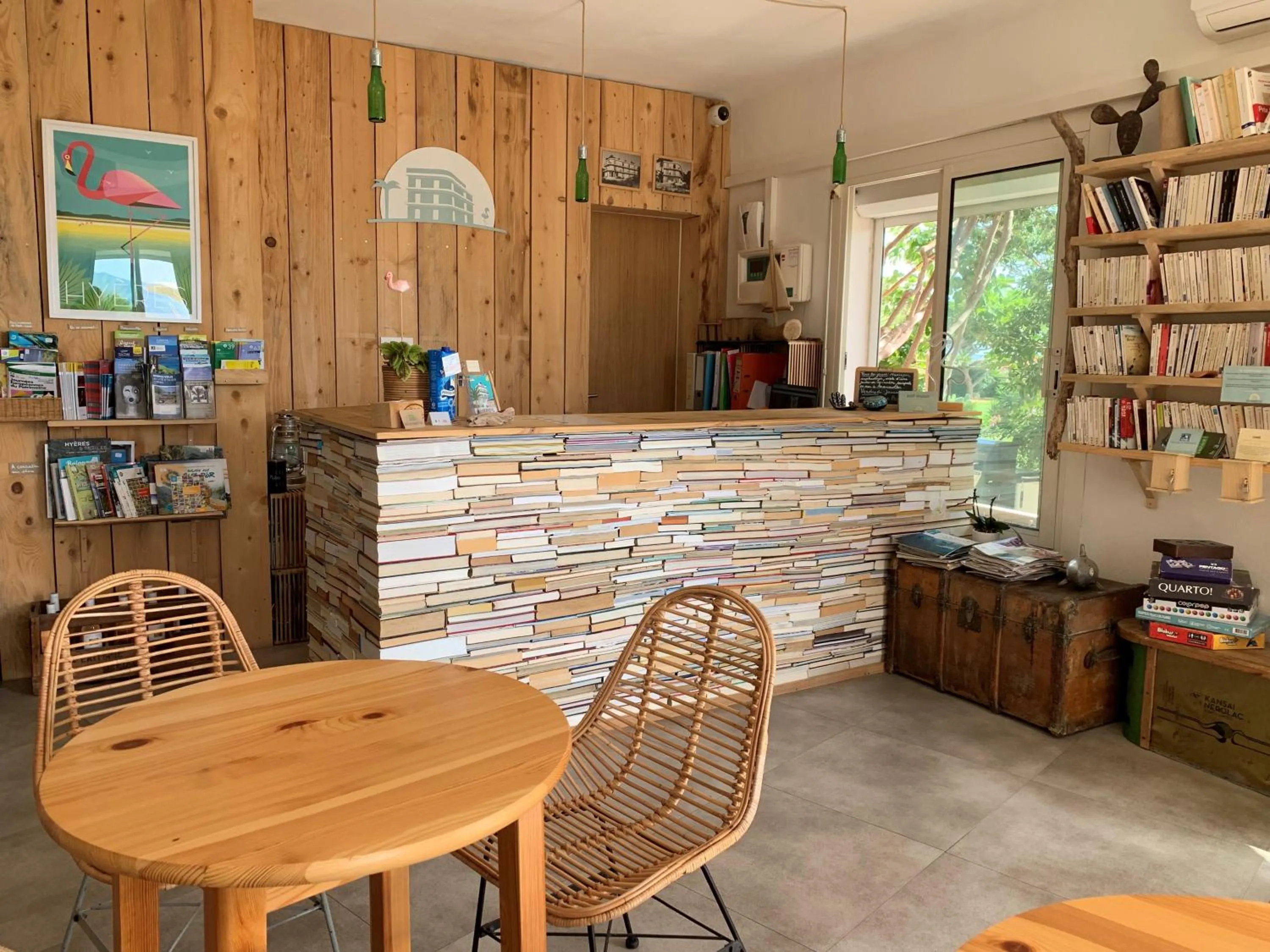 Lobby or reception in Hôtel Almanarre Plage - Hôtel Eco-Responsable face à la mer