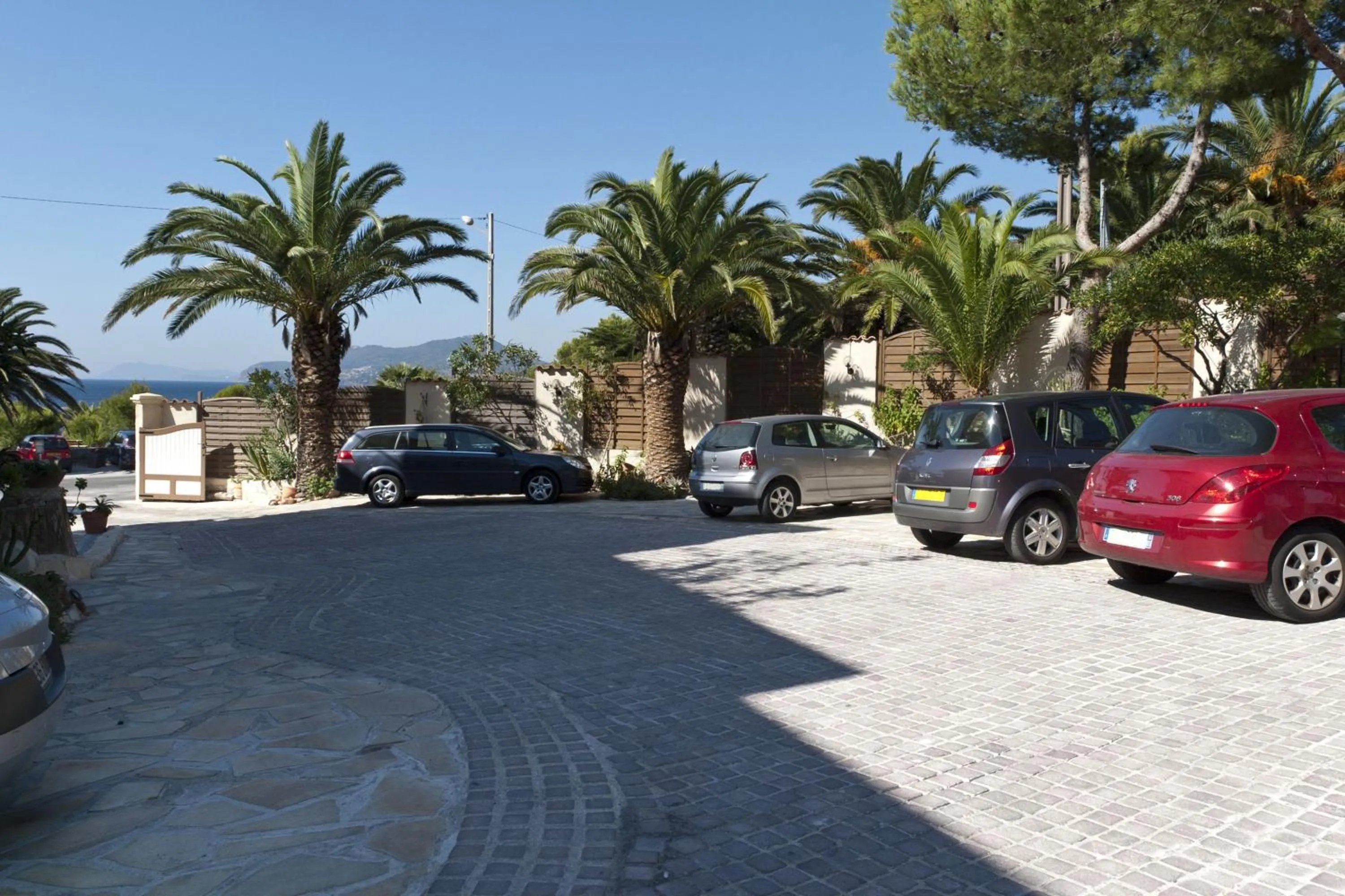 Facade/entrance in Hôtel Almanarre Plage - Hôtel Eco-Responsable face à la mer