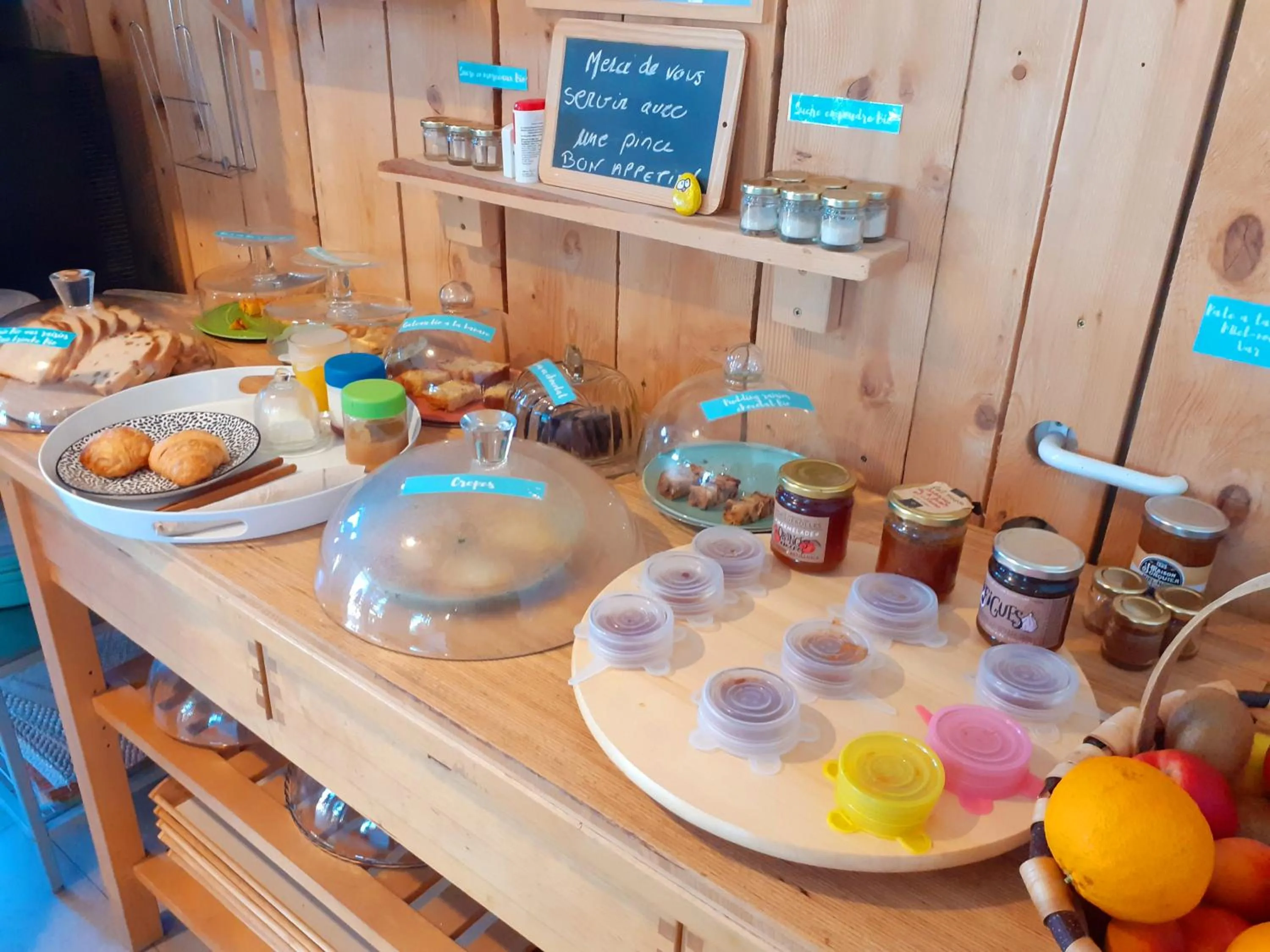 Buffet breakfast in Hôtel Almanarre Plage - Hôtel Eco-Responsable face à la mer