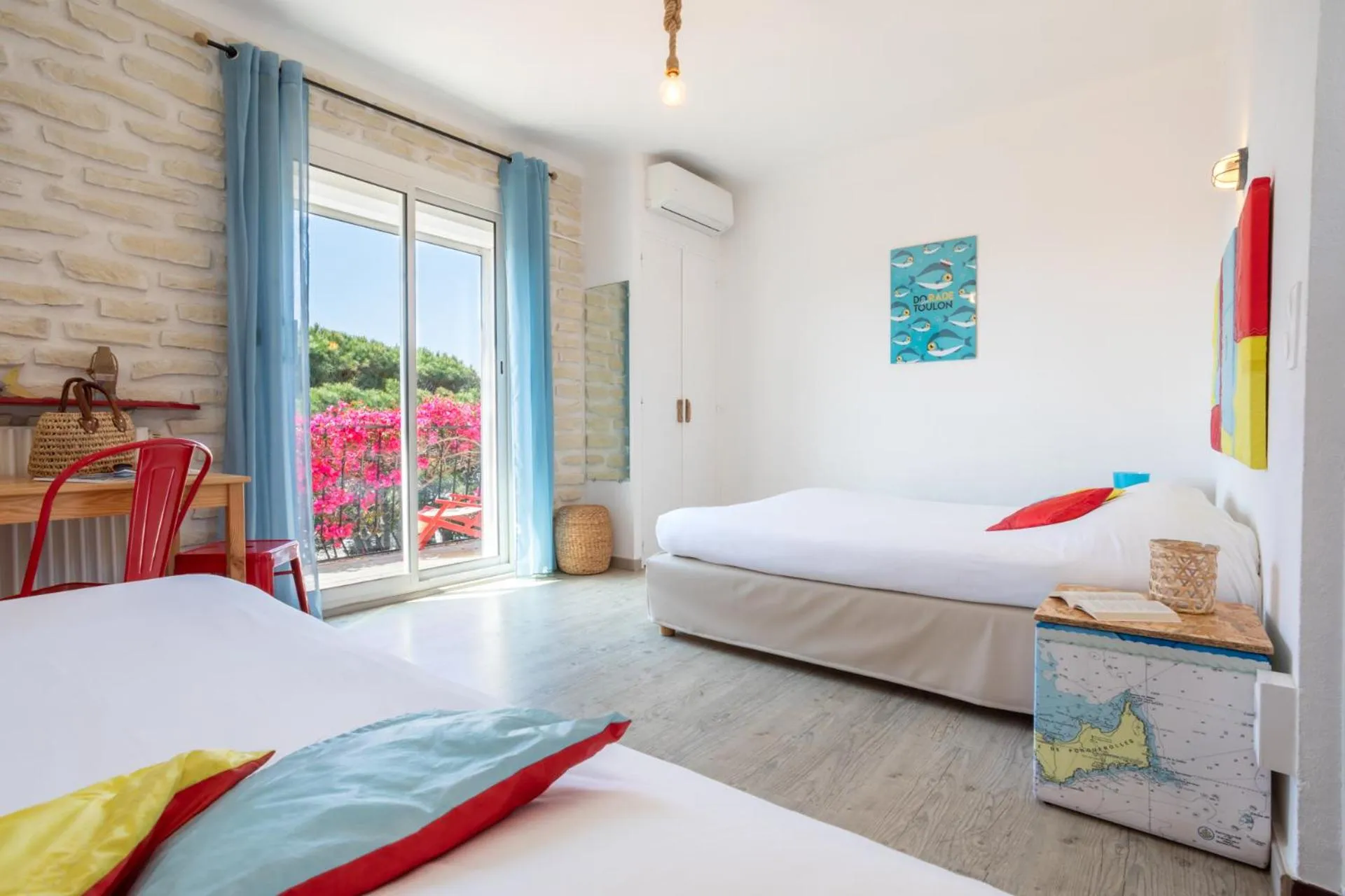 Bed in Hôtel Almanarre Plage - Hôtel Eco-Responsable face à la mer